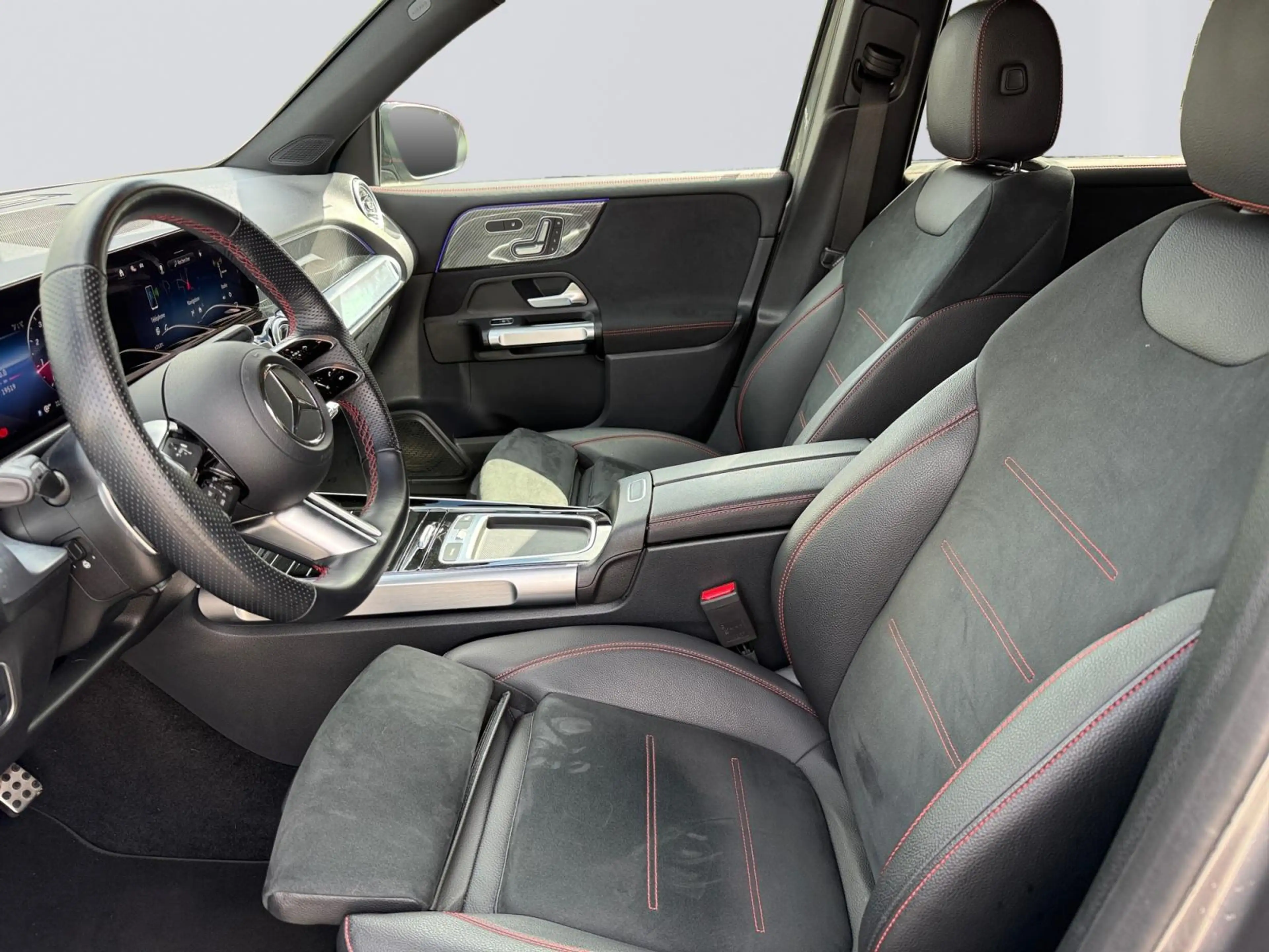 Mercedes-Benz GLB 200 AMG Line — photo 11