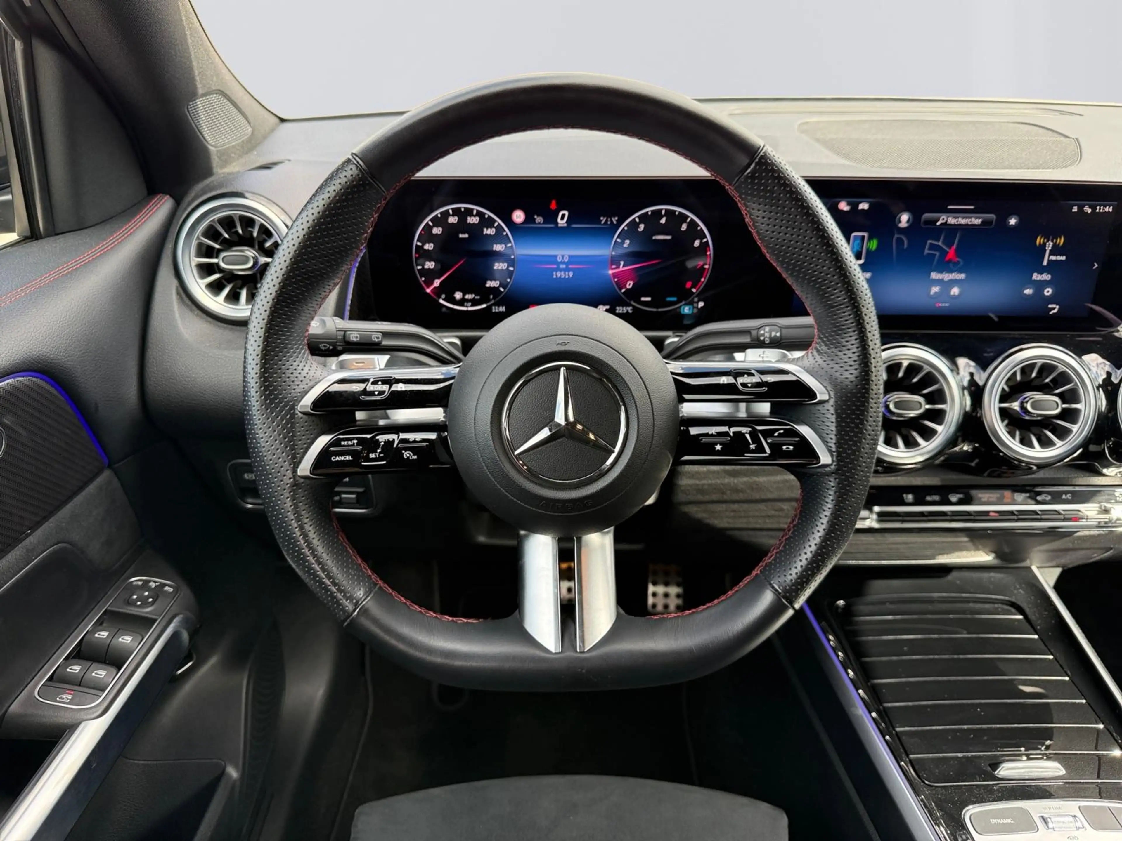 Mercedes-Benz GLB 200 AMG Line — photo 14