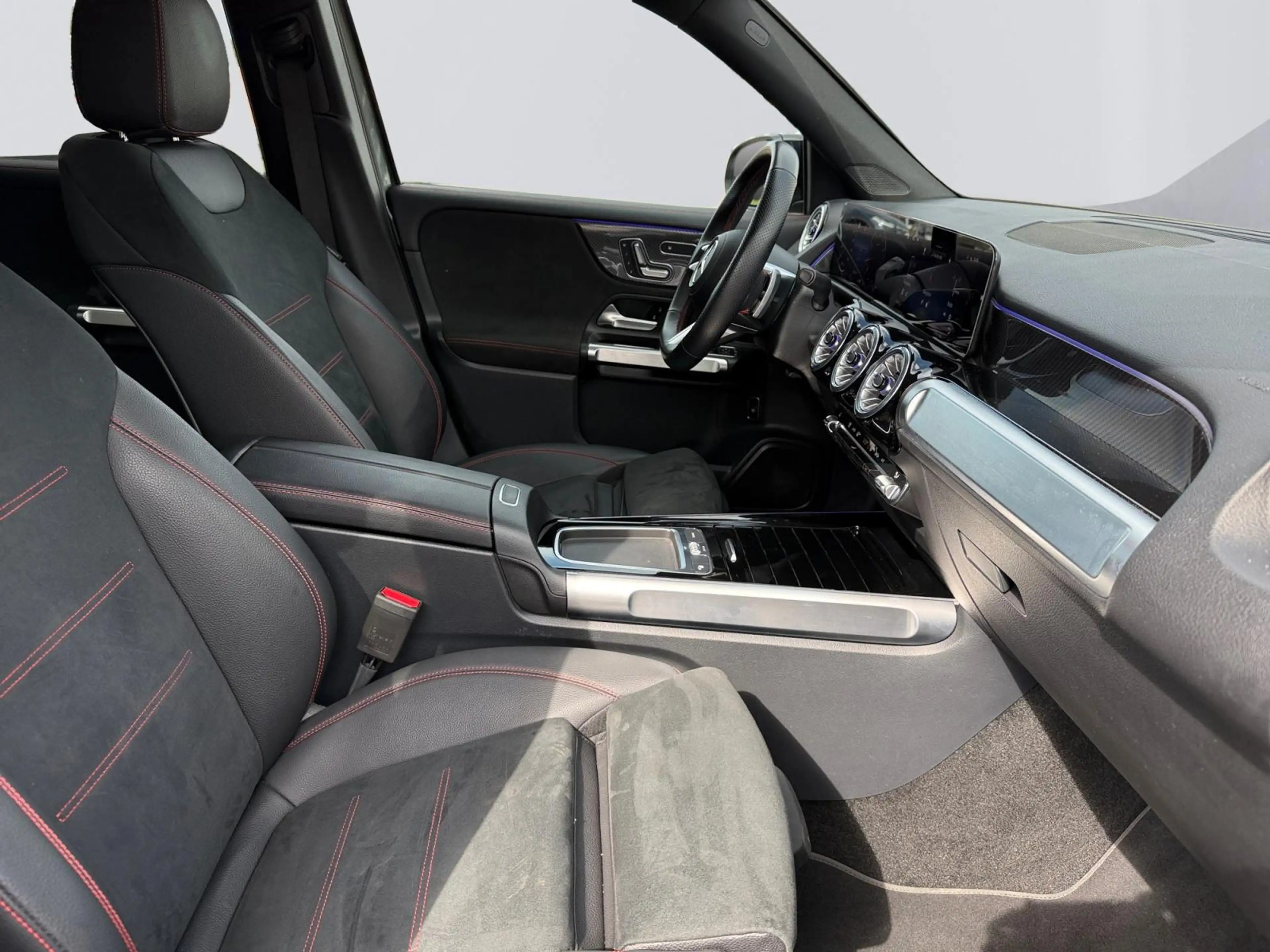 Mercedes-Benz GLB 200 AMG Line — photo 12