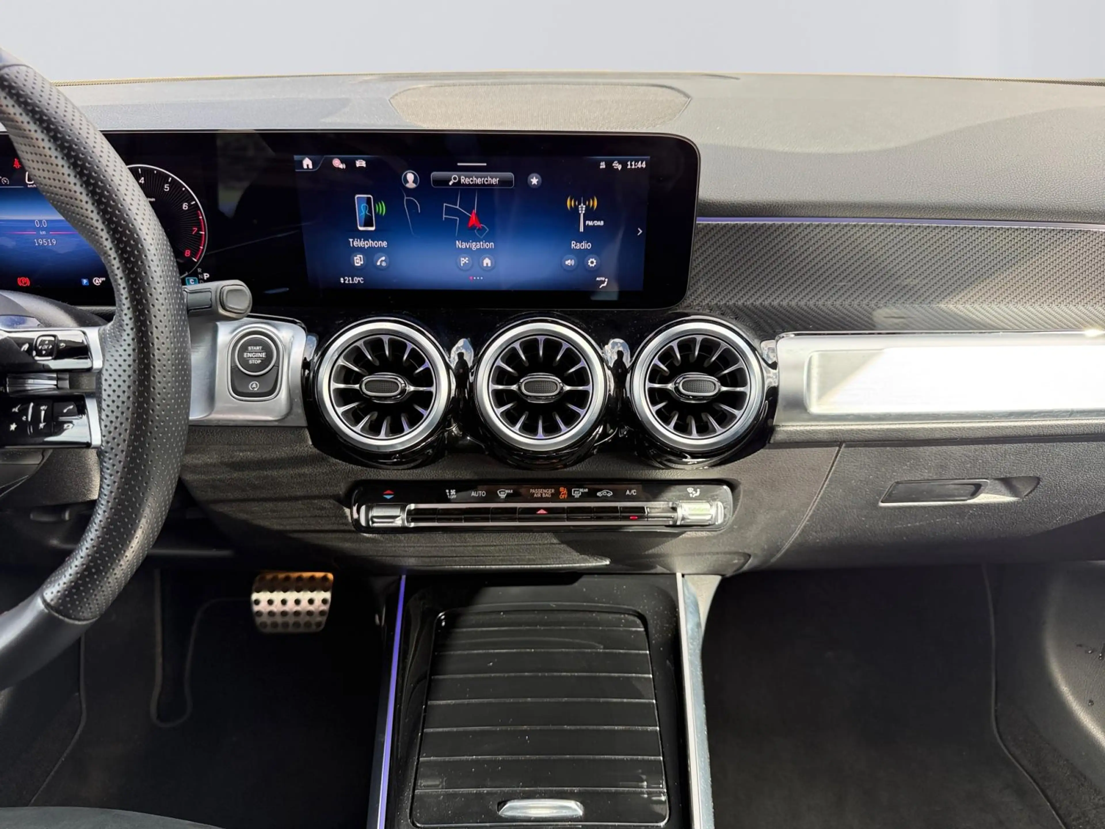 Mercedes-Benz GLB 200 AMG Line — photo 15