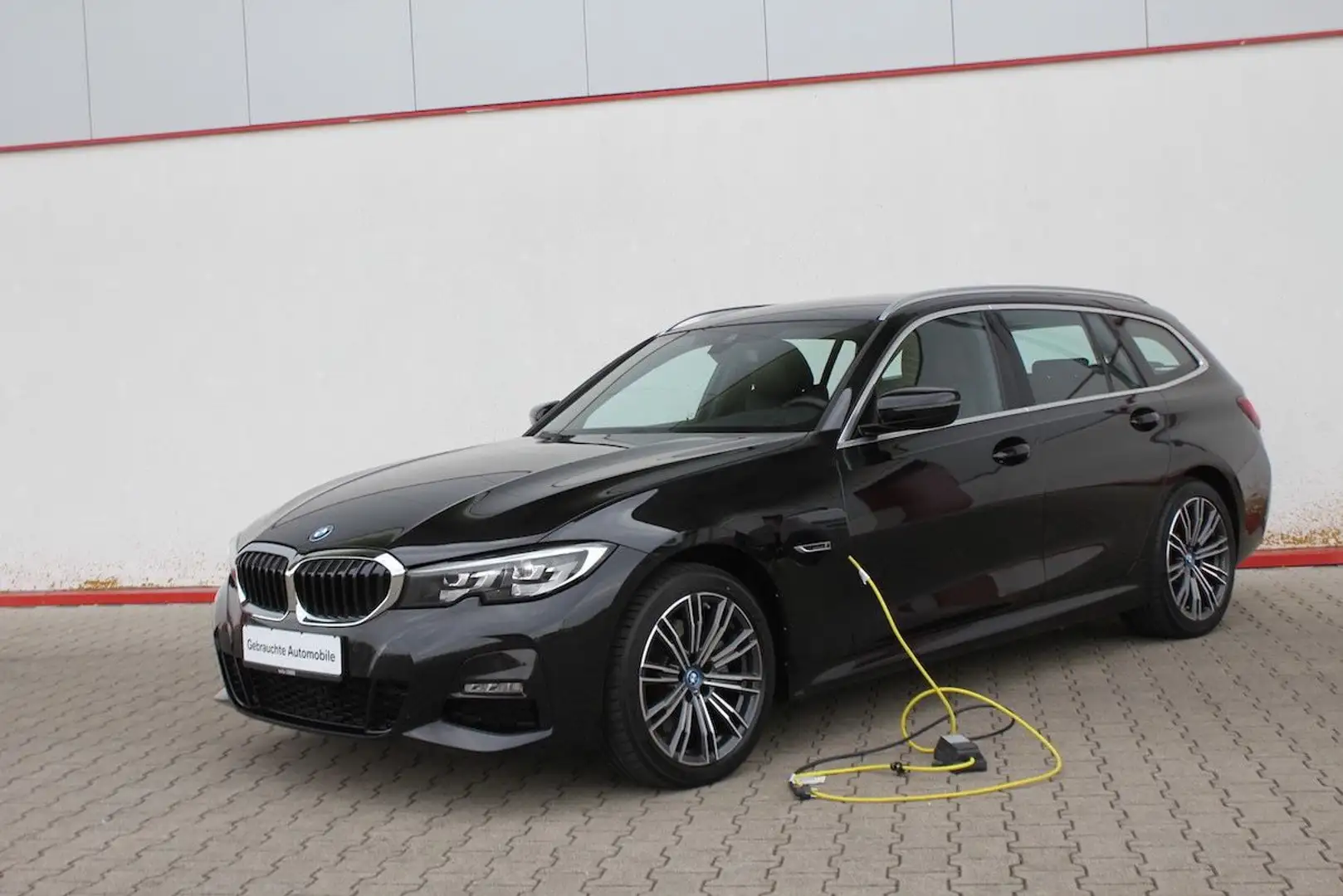 BMW 320 e xDrive Touring M Sport Plug-In Hybrid AHK Zwart - 1