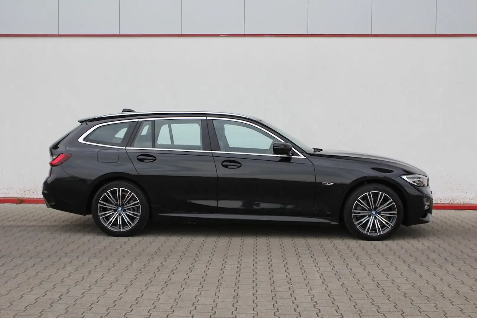 BMW 320 e xDrive Touring M Sport Plug-In Hybrid AHK Zwart - 2