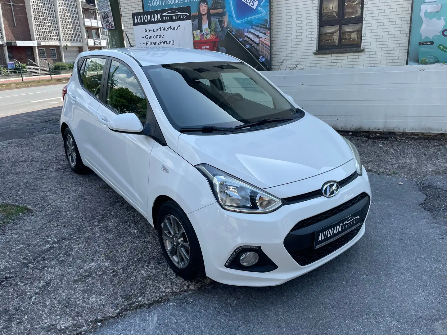 Hyundai i10 1.0 Fifa World Cup Edition / Klima / SHZ. / LHZ. Blanc - 1