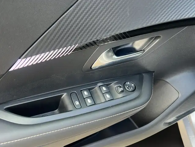Peugeot 208 view 12