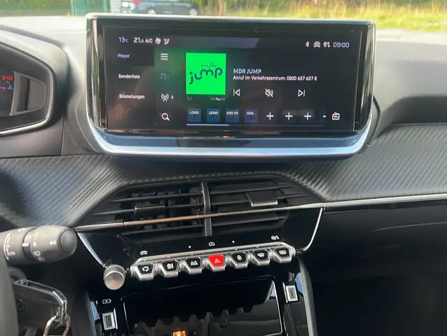 Peugeot 208 view 11