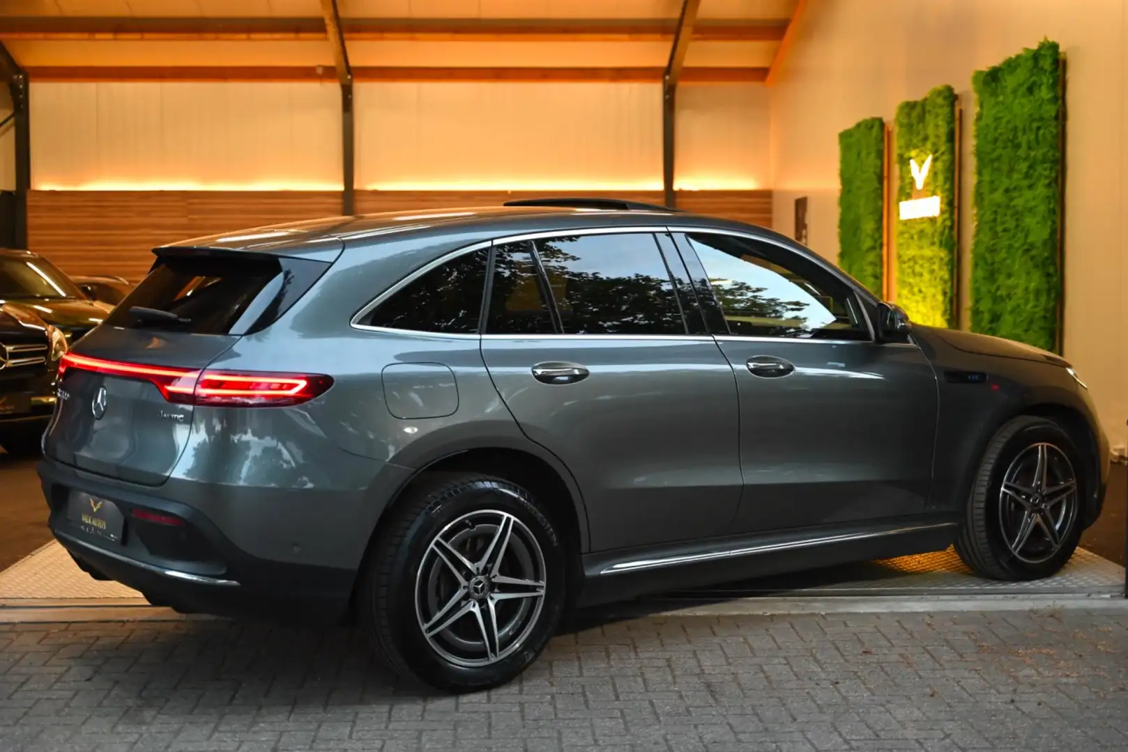 Mercedes-Benz EQC 400 4MATIC Premium Plus 80 kWh AMG - Memory - Distroni Grijs - 2