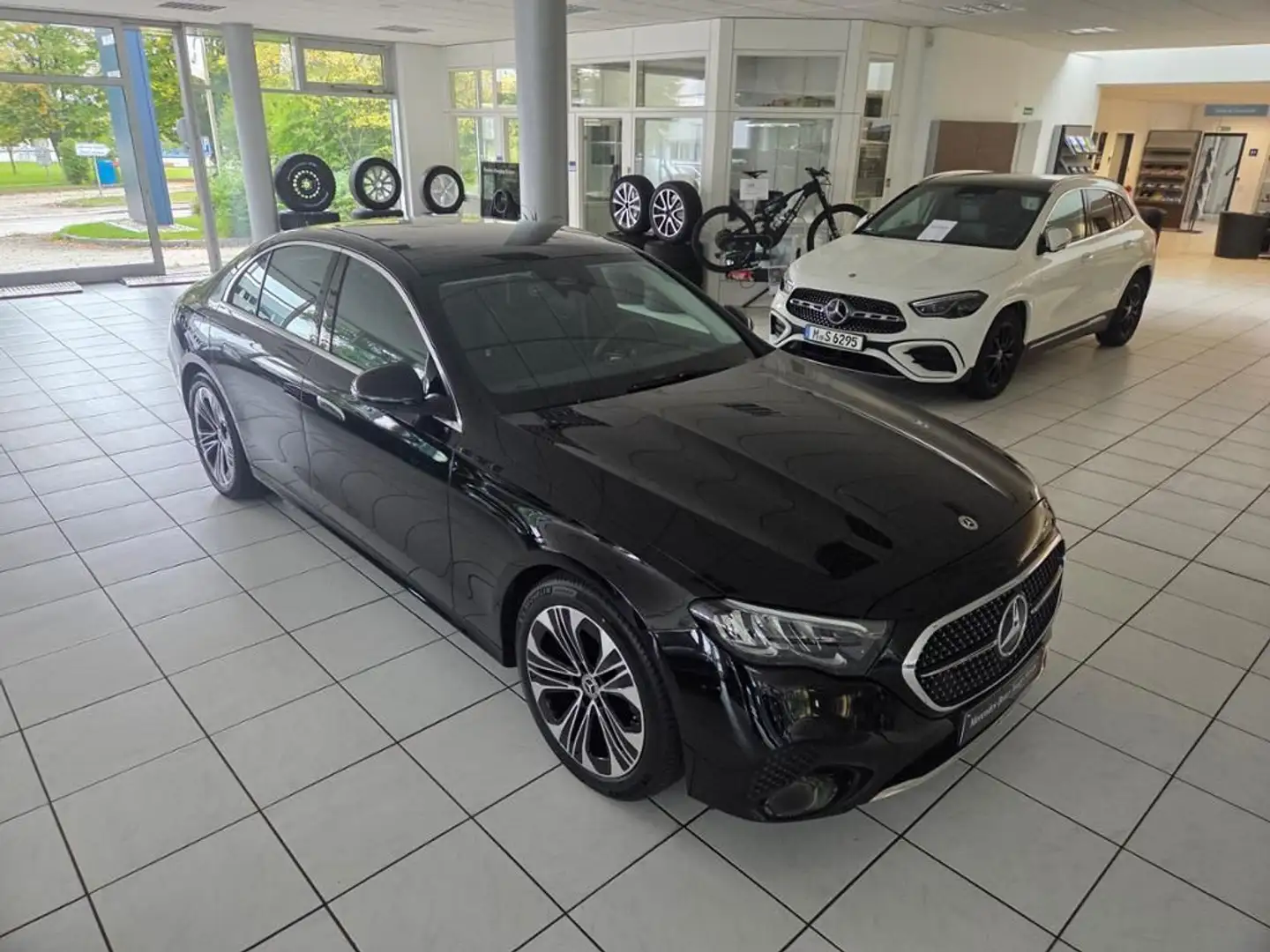 Mercedes-Benz E 220 d Avantgarde Int/Ext Pano Distronic Keyles Schwarz - 2