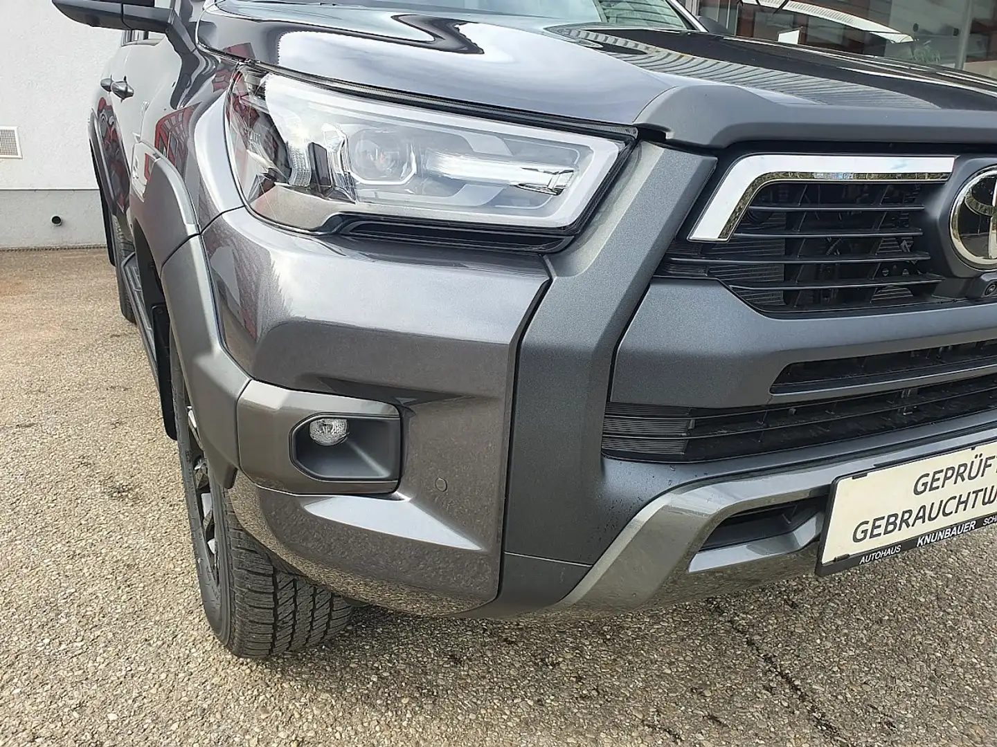 Toyota Hilux DK Invincible 4WD 2,8 D-4D MHEV Aut. Grau - 2