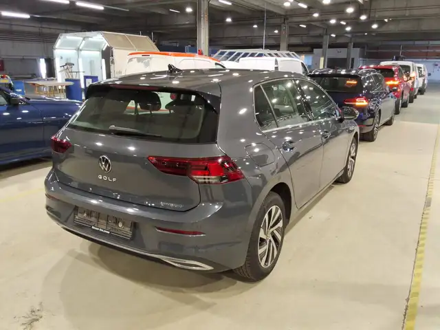 Volkswagen Golf view 4