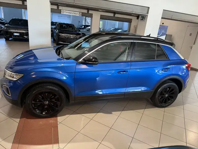 Volkswagen T-Roc view 2