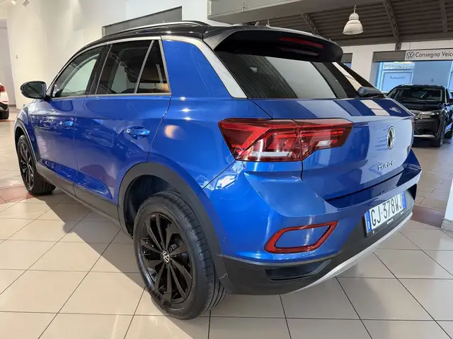 Volkswagen T-Roc view 3