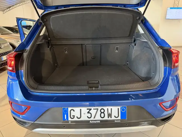 Volkswagen T-Roc view 9