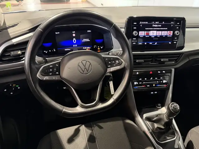 Volkswagen T-Roc view 11