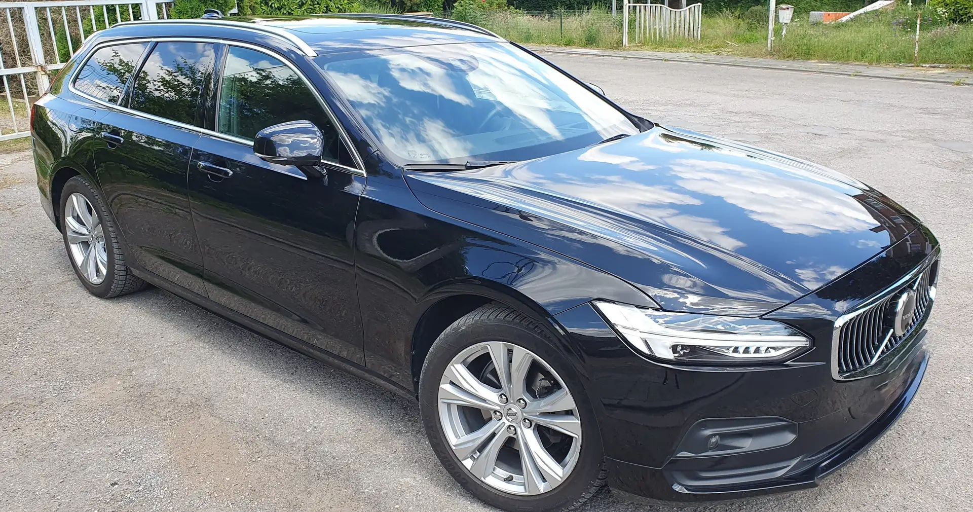 Volvo V90 2.0 D3 MOMENTUM PRO FULL Boîte auto GEARTRONIC Noir - 1