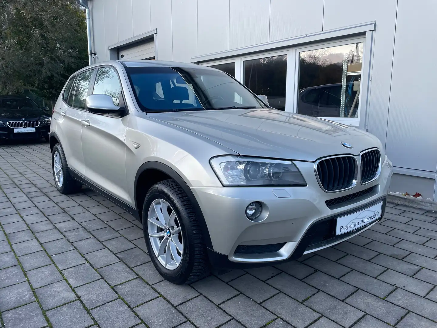 BMW X3 xDrive 20 d Automatik AHK Grau - 1