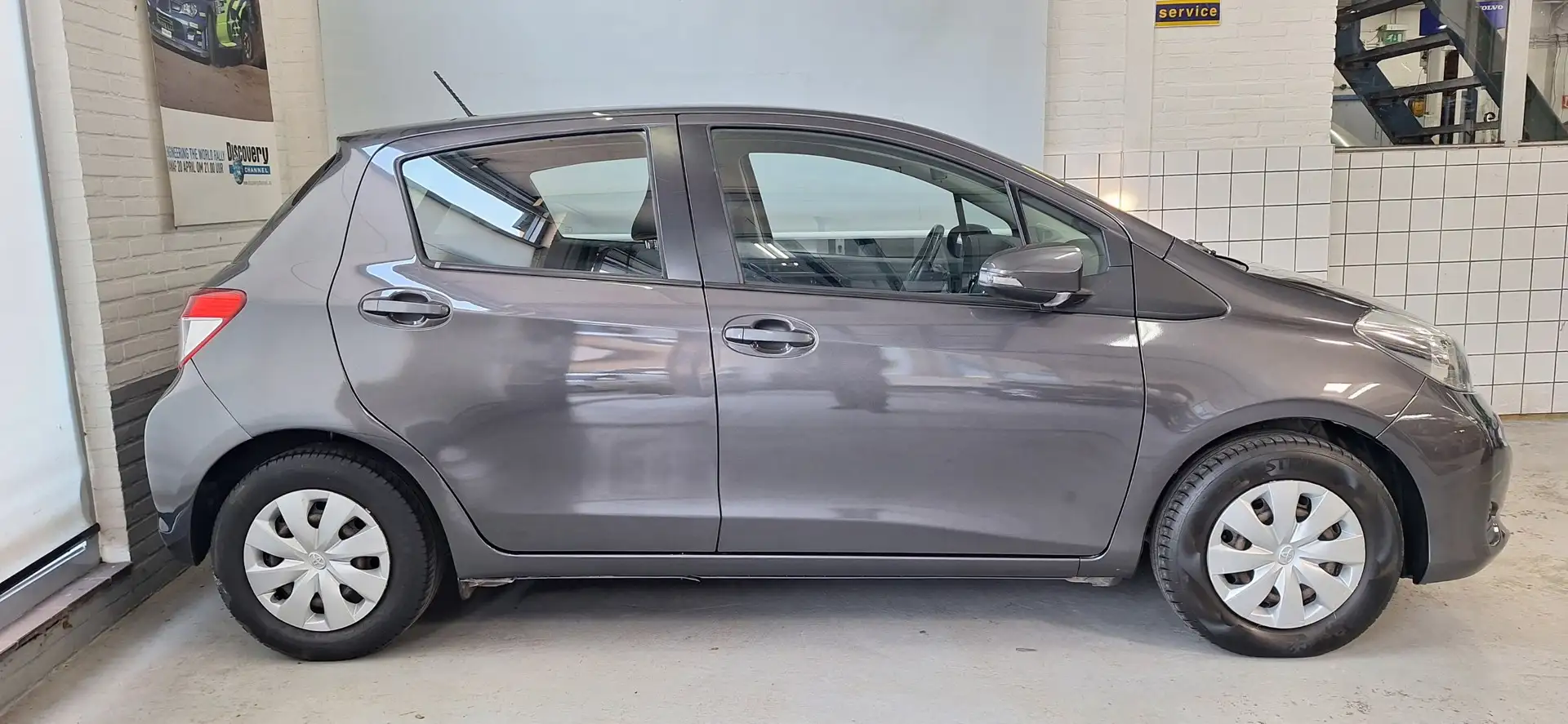 Toyota Yaris 1.0 VVT-i Aspiration Grijs - 2