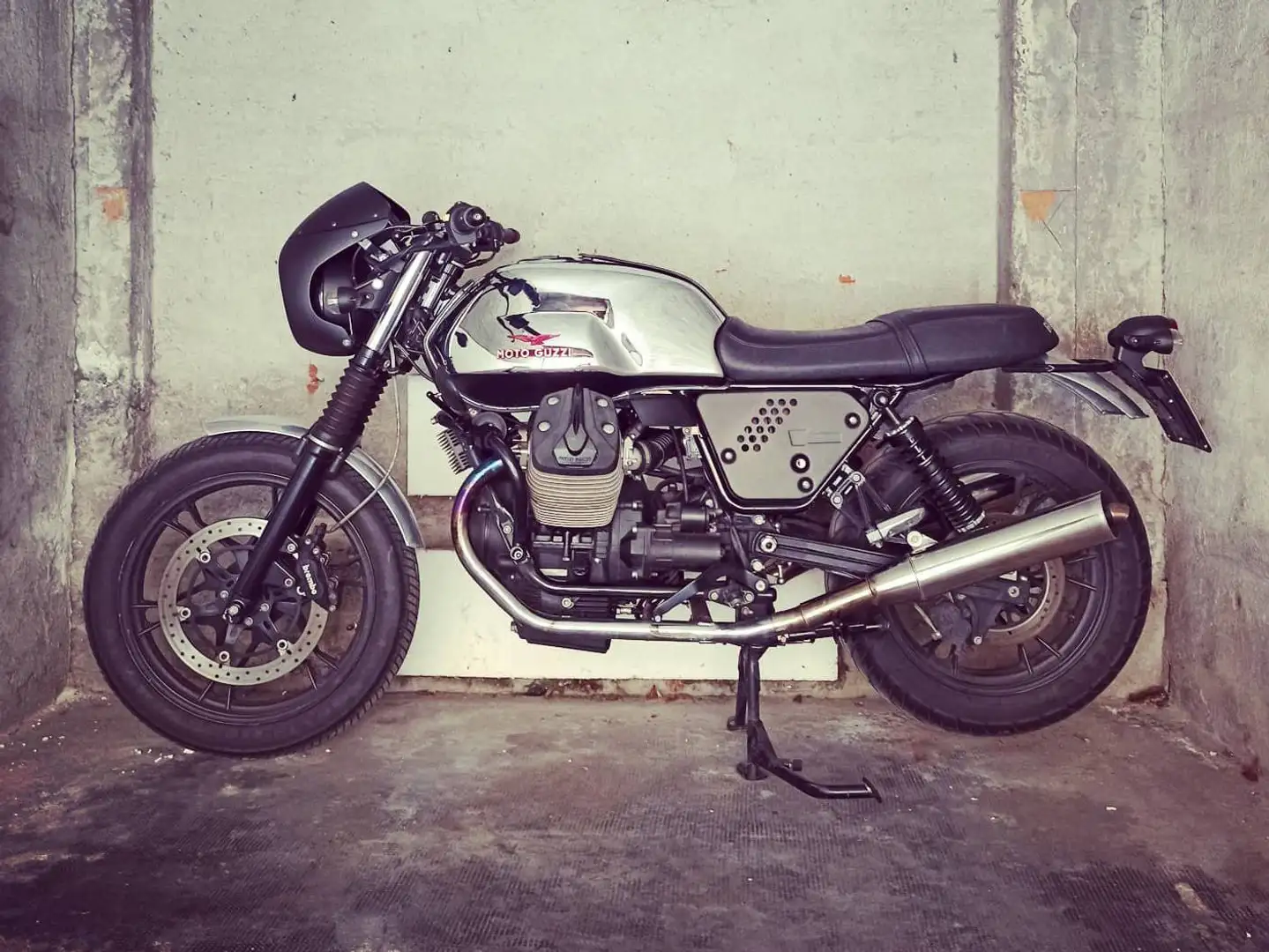 Moto Guzzi V 7 Stone Серебристый - 1