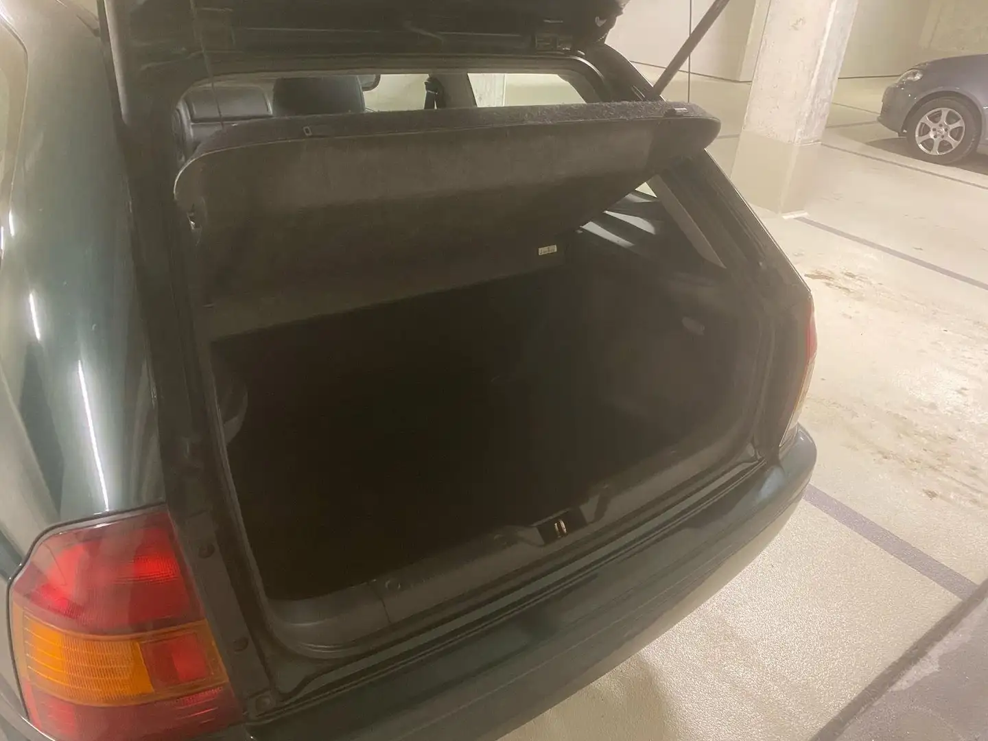 Mazda 323 Verde - 2