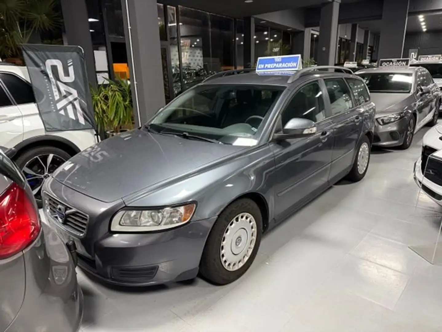 Volvo V50 D4 Momentum Aut. Grau - 1