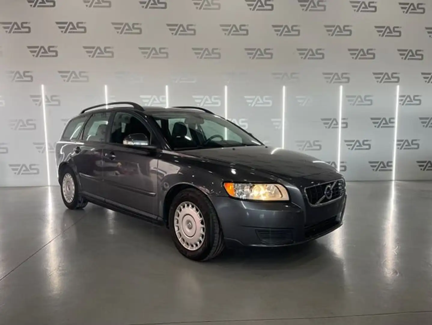 Volvo V50 D4 Momentum Aut. Gris - 2