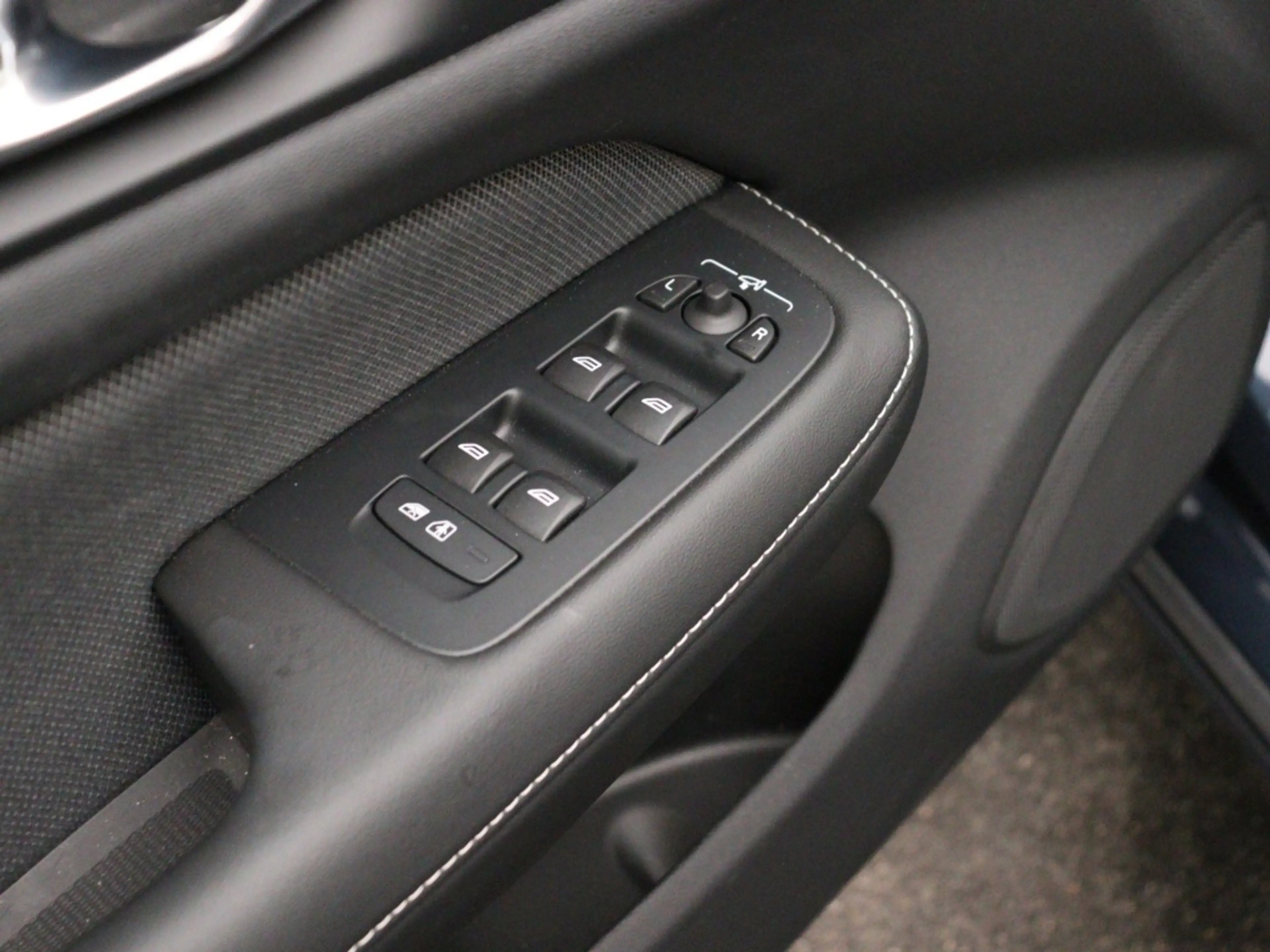 Volvo V60 T8 PLUG-IN HYBRID PLUS DARK HEAD-UP SCHUIFDAK 19IN — photo 13