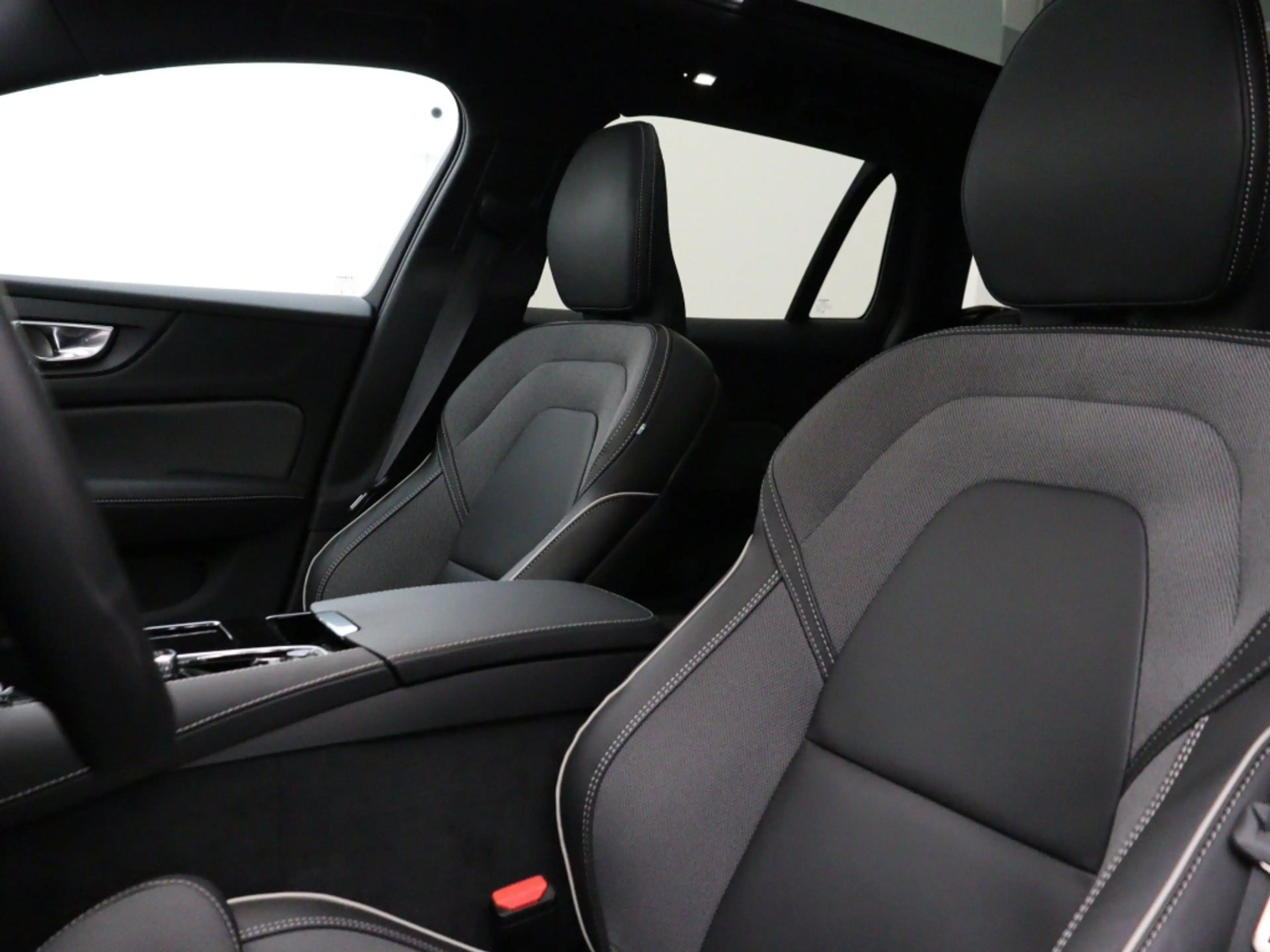 Volvo V60 T8 PLUG-IN HYBRID PLUS DARK HEAD-UP SCHUIFDAK 19IN — photo 15