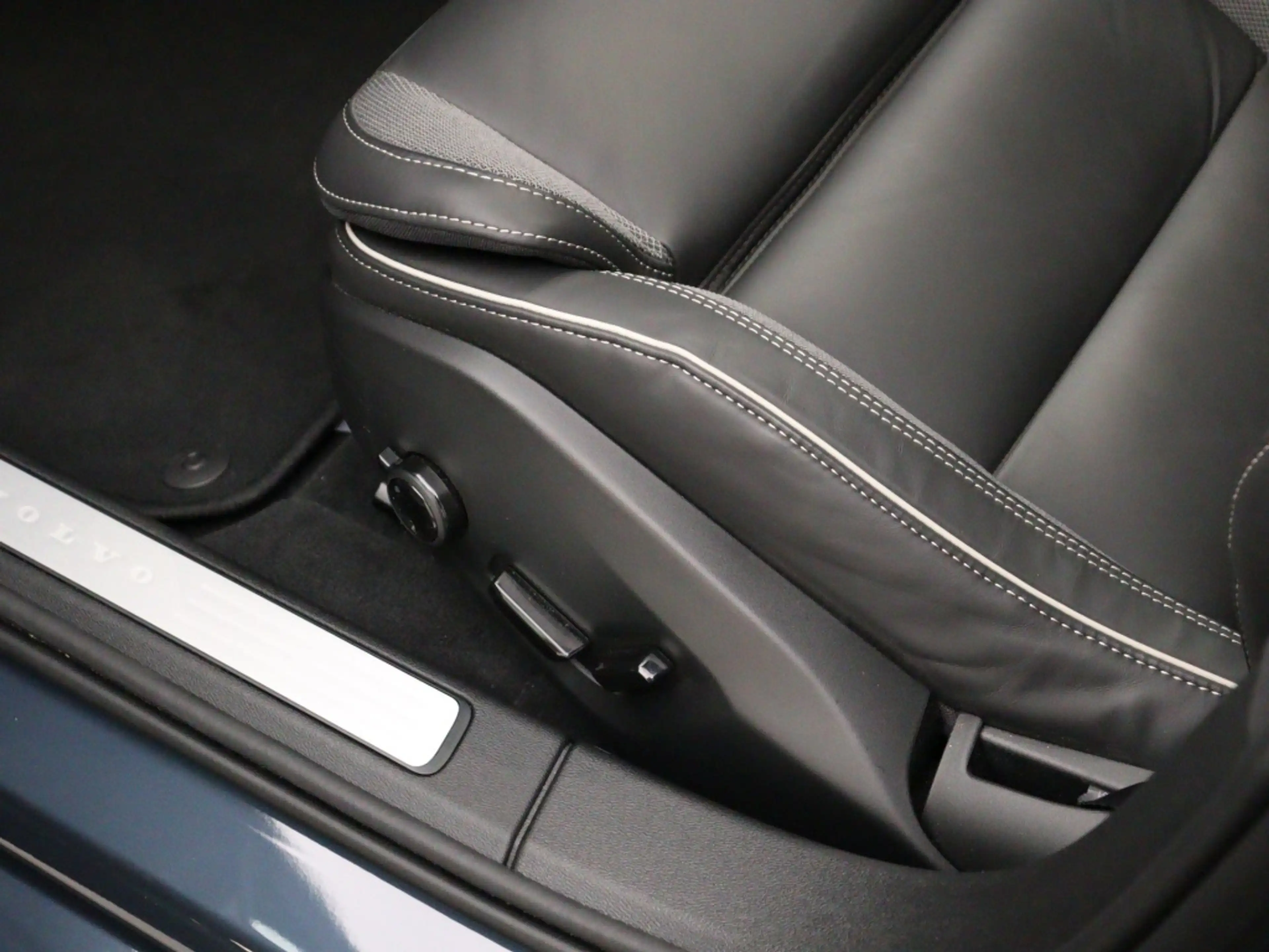 Volvo V60 T8 PLUG-IN HYBRID PLUS DARK HEAD-UP SCHUIFDAK 19IN — photo 12