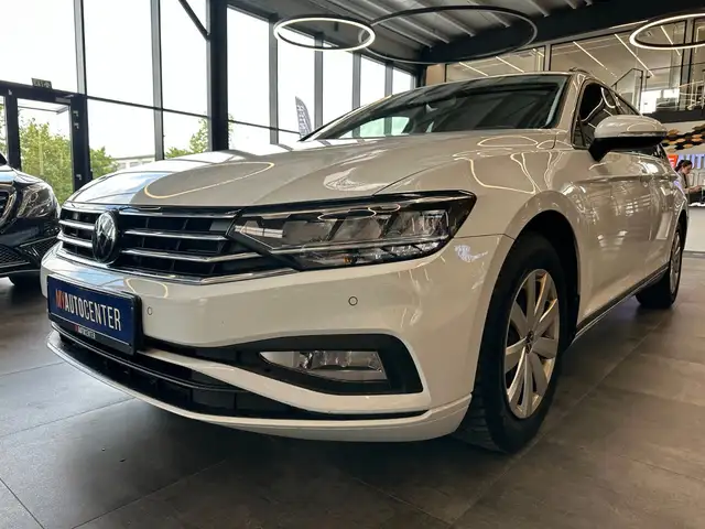 Volkswagen Passat view 4