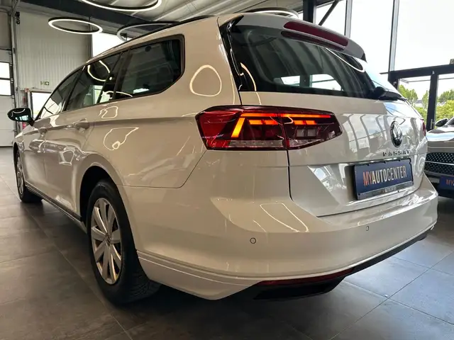 Volkswagen Passat view 5