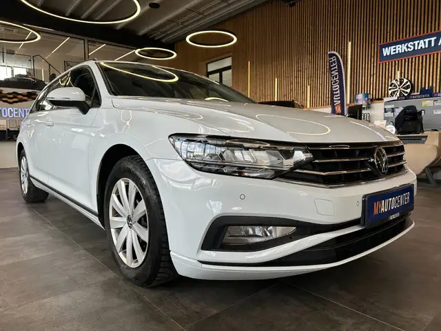 Volkswagen Passat view 3