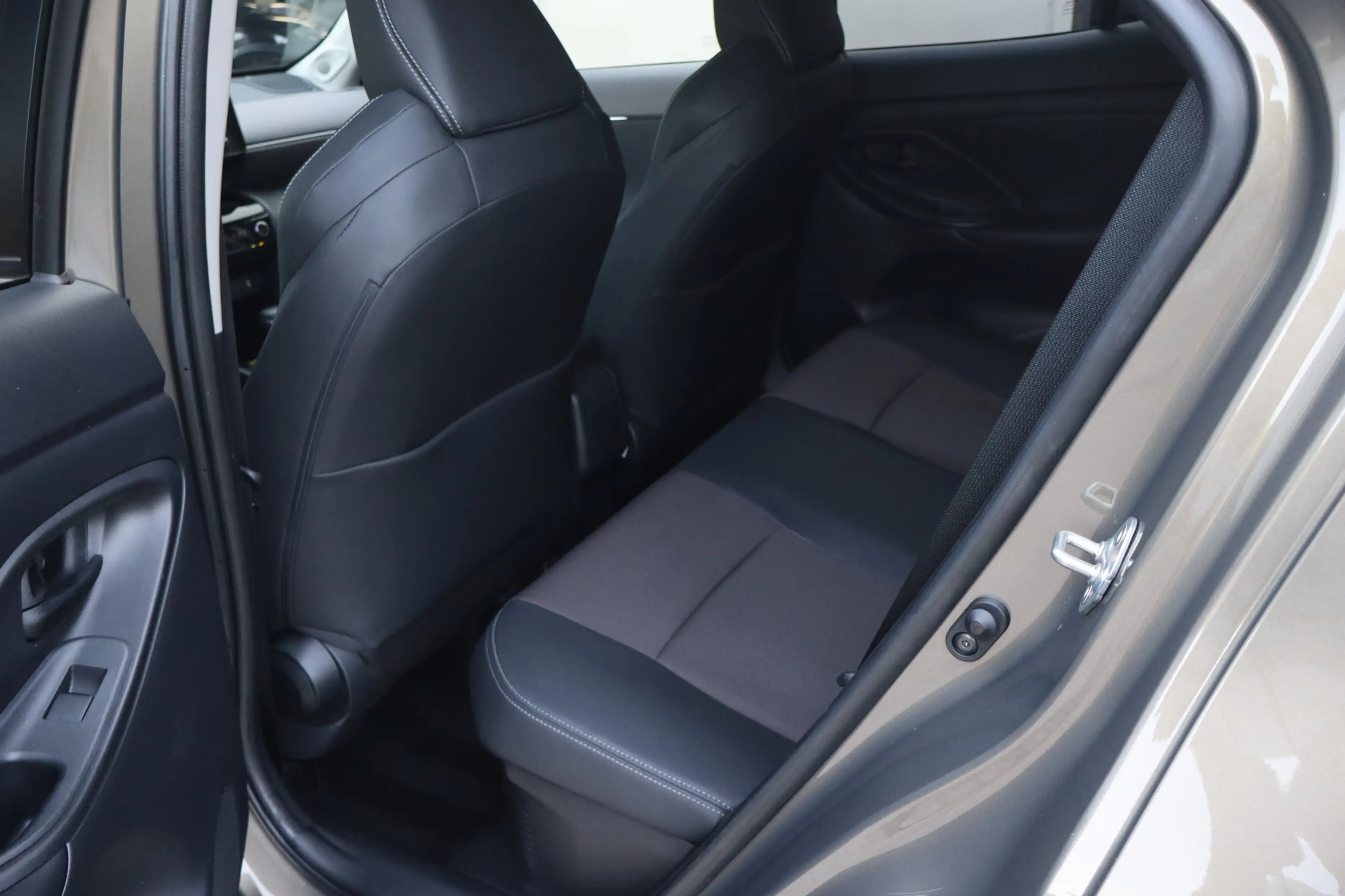 Toyota Yaris Cross 1.5 Hybrid Executive - NL- Auto!! HUD I Camera I D — photo 28