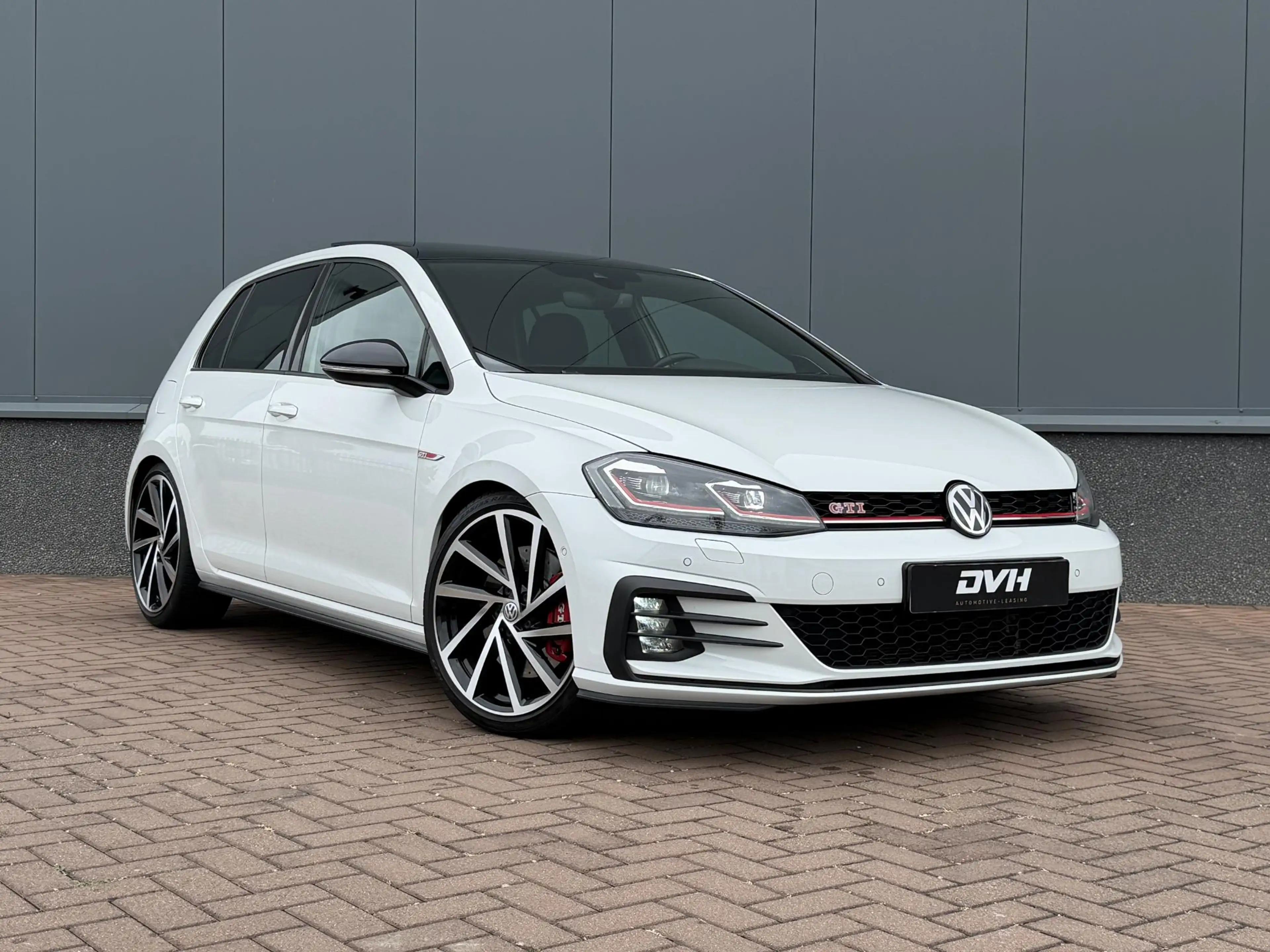 Volkswagen Golf GTI 2.0 TSI Performance PANO | DCC | DYN — photo 3