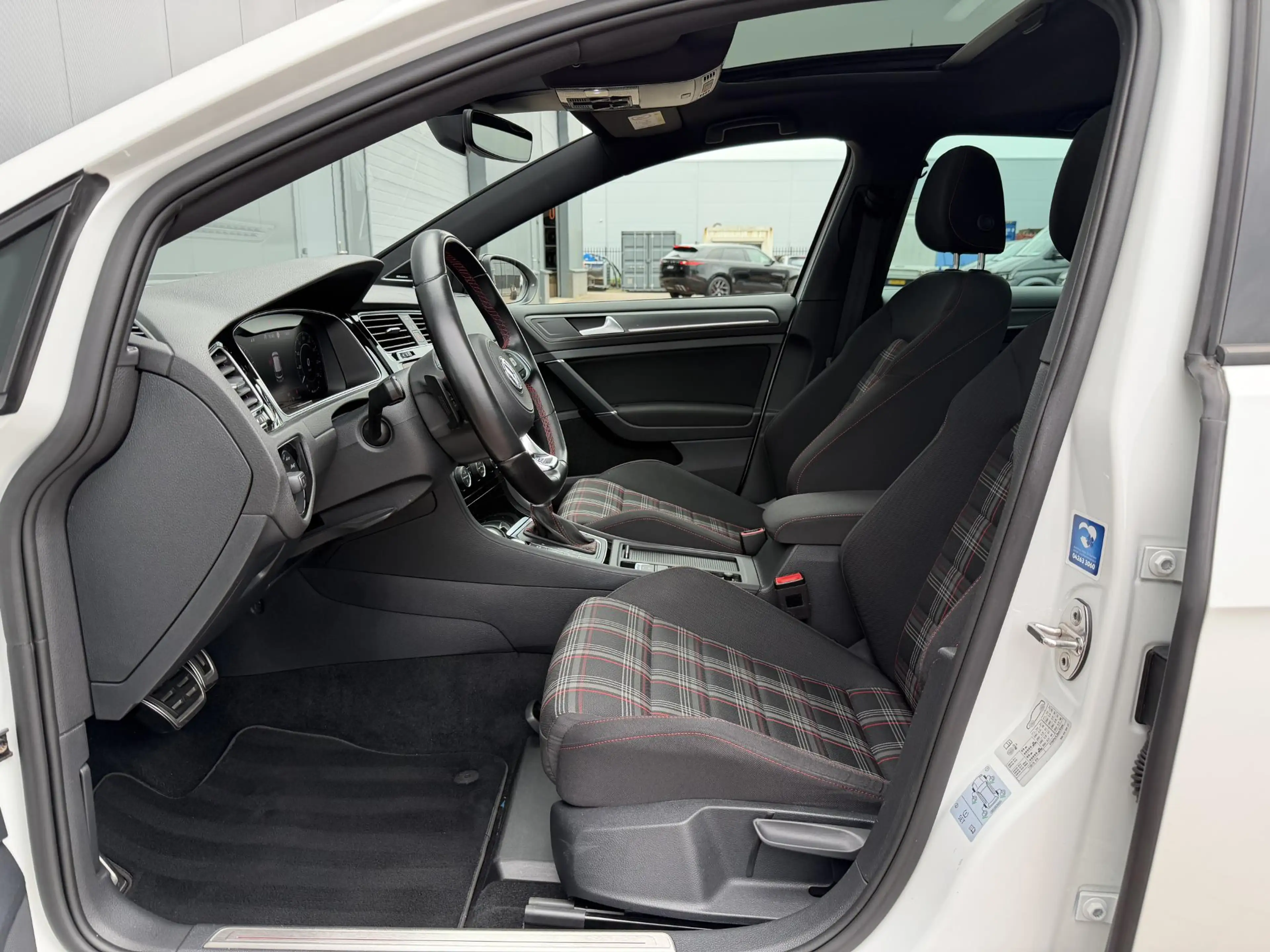 Volkswagen Golf GTI 2.0 TSI Performance PANO | DCC | DYN — photo 10