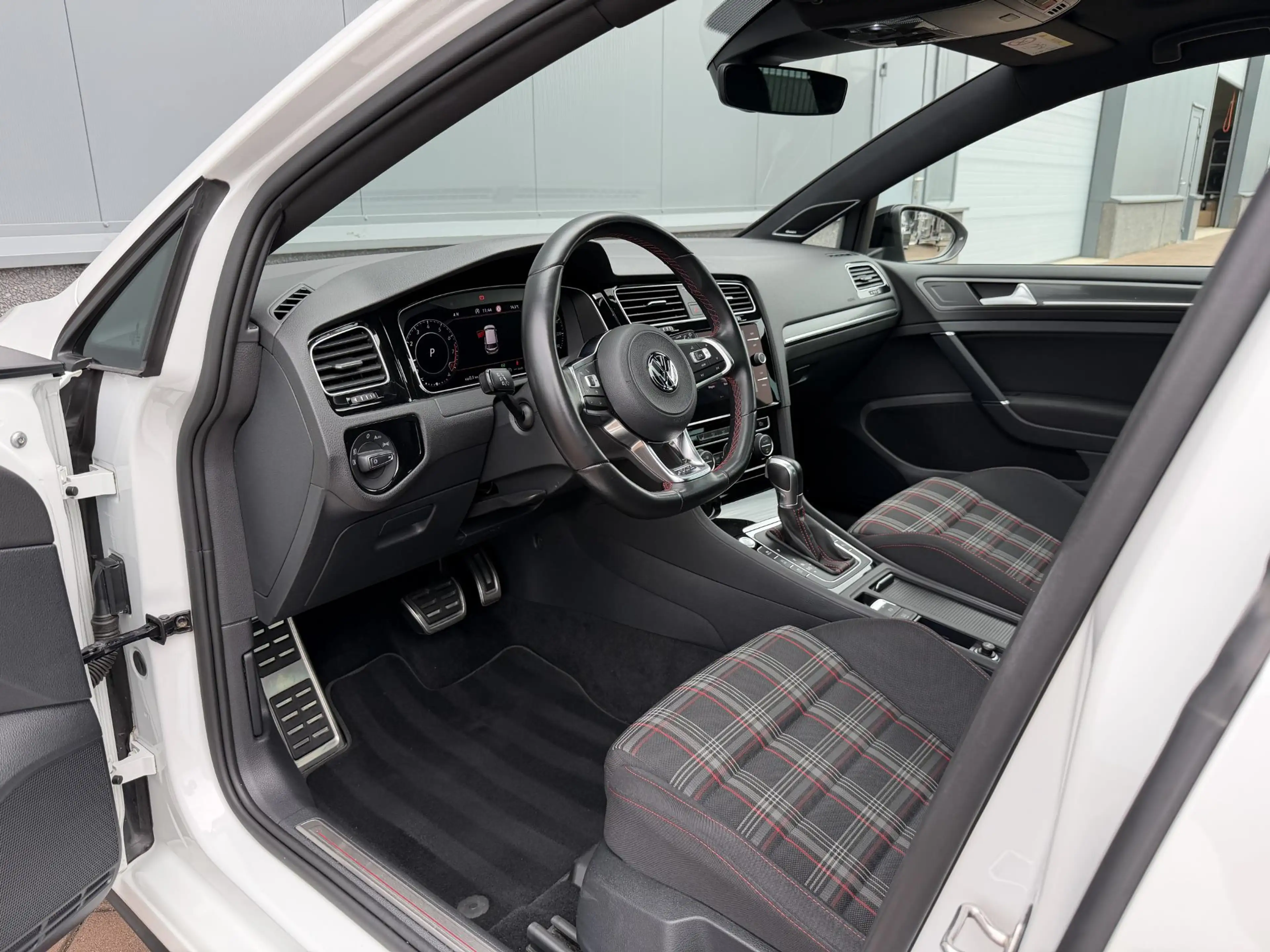 Volkswagen Golf GTI 2.0 TSI Performance PANO | DCC | DYN — photo 9