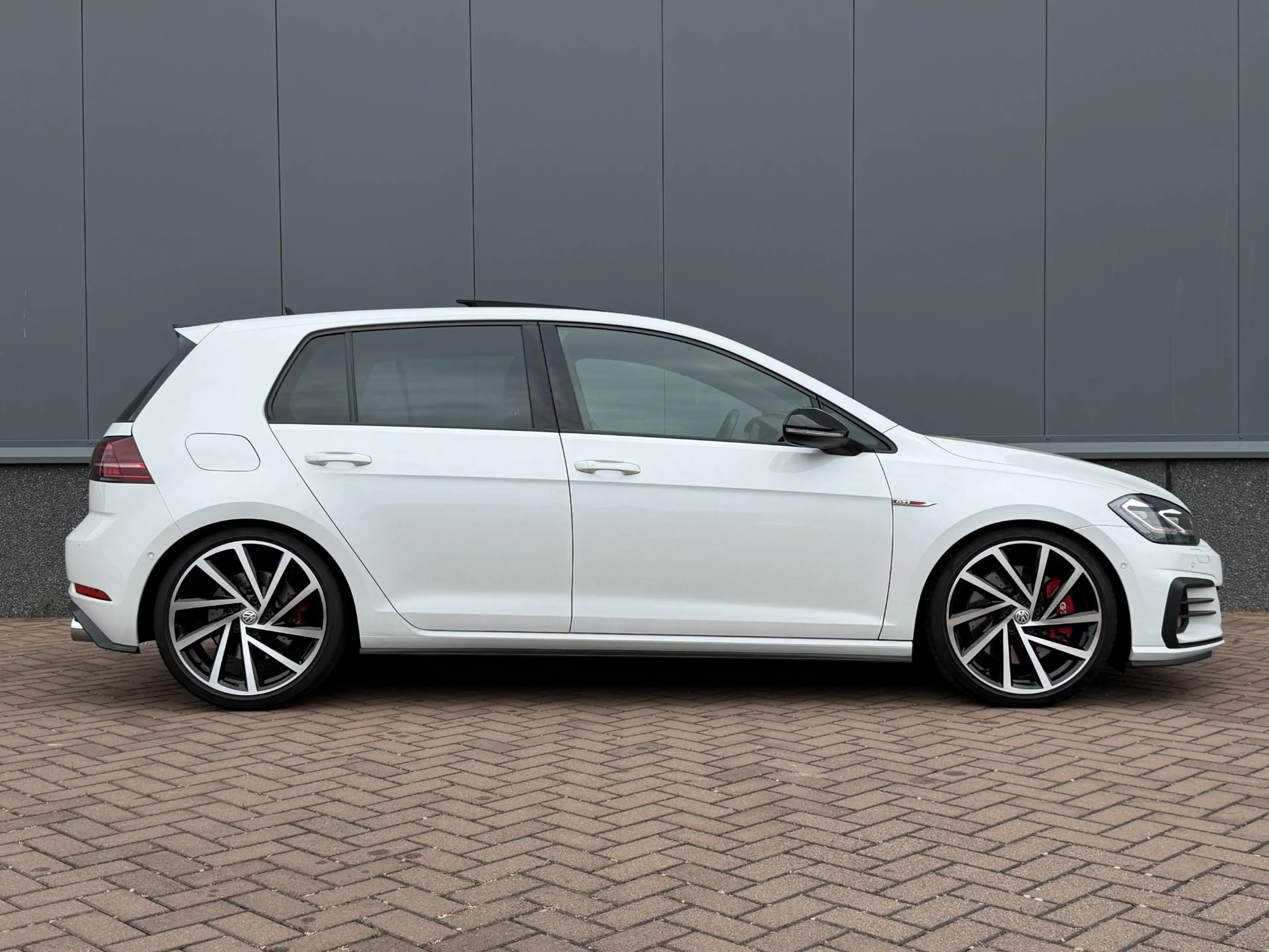 Volkswagen Golf GTI 2.0 TSI Performance PANO | DCC | DYN — photo 8