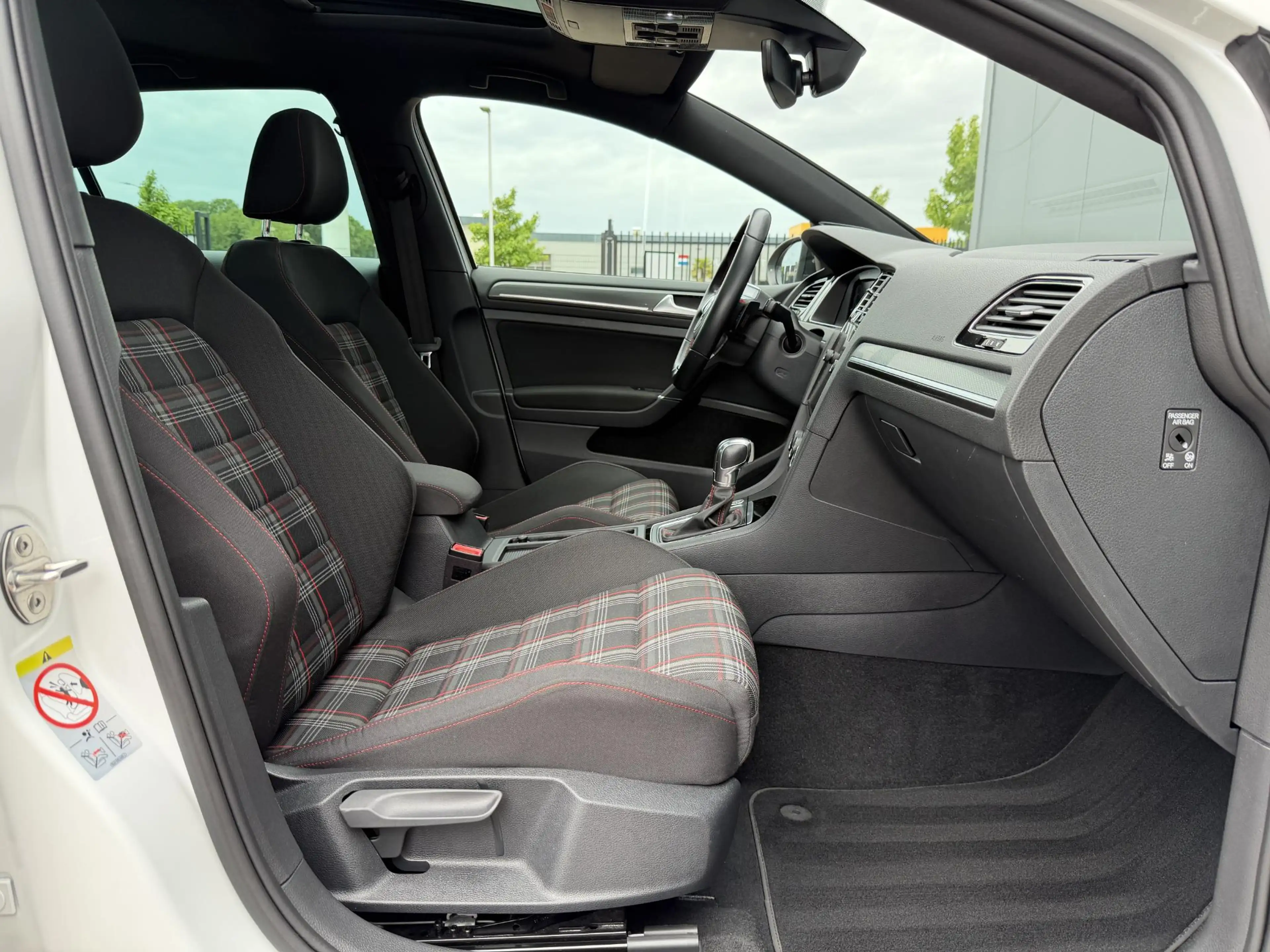 Volkswagen Golf GTI 2.0 TSI Performance PANO | DCC | DYN — photo 12