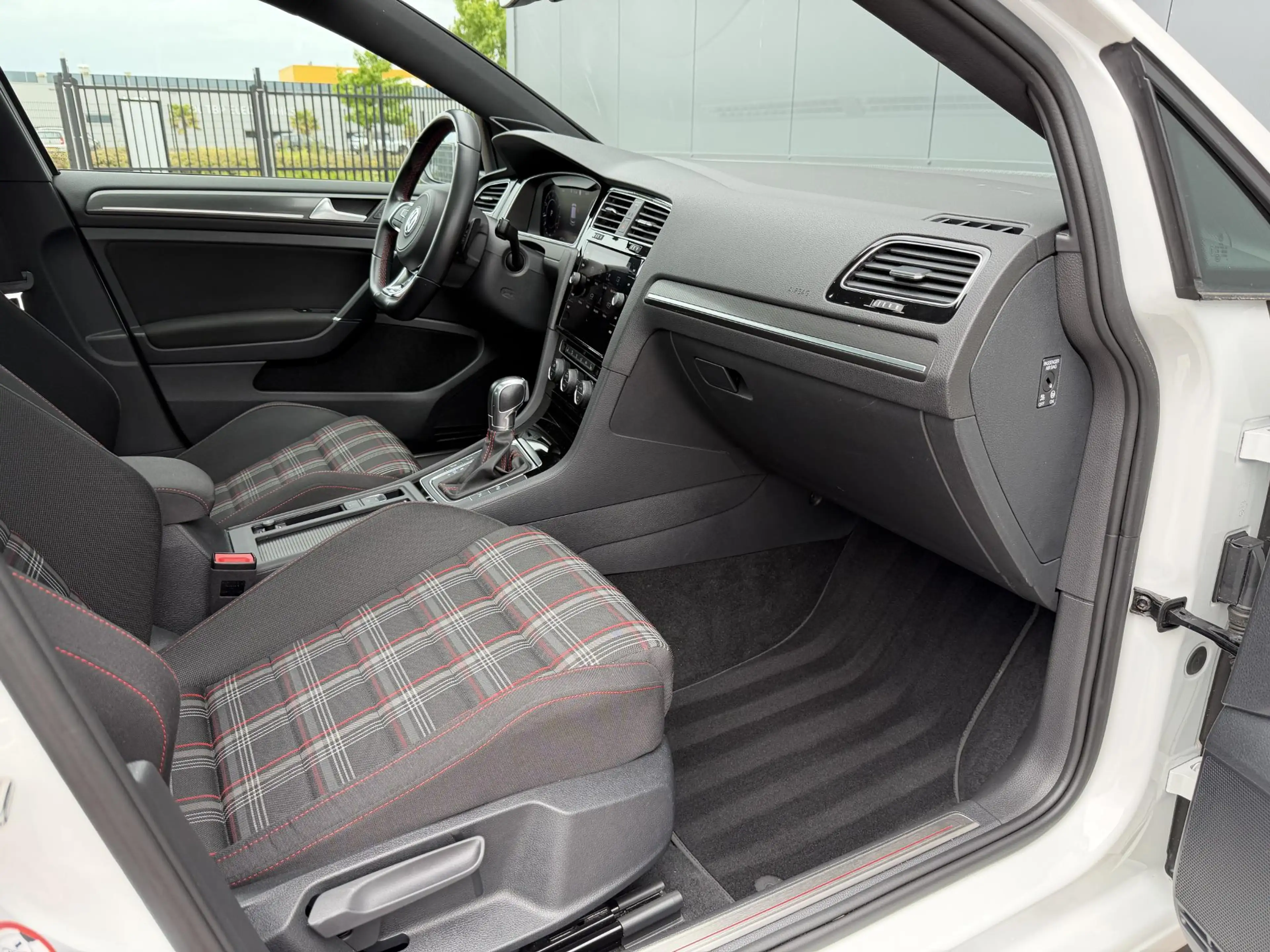 Volkswagen Golf GTI 2.0 TSI Performance PANO | DCC | DYN — photo 13