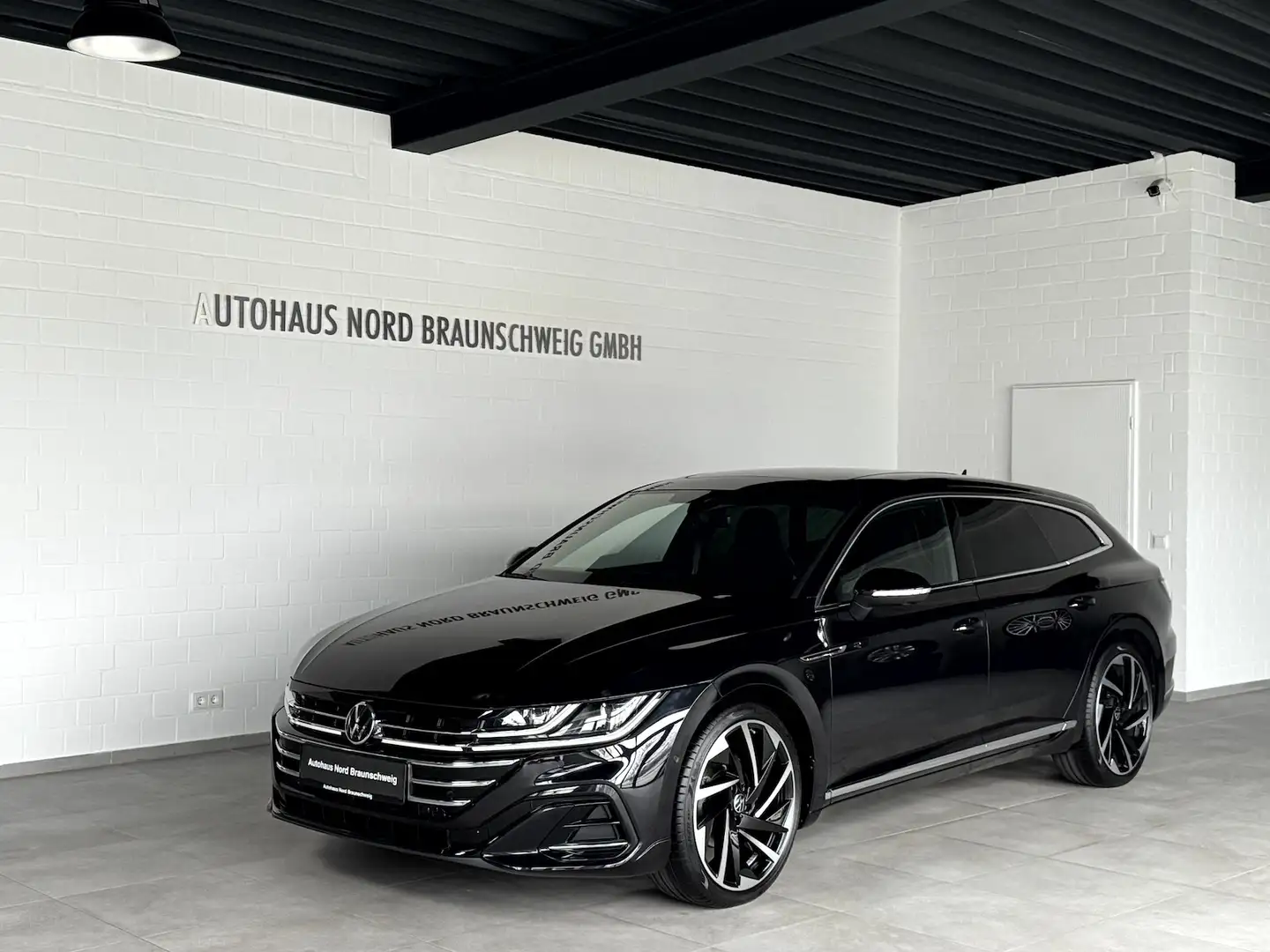 Volkswagen Arteon Shooting Brake 2.0 TSI R Line*Pano*IQ*AHK* Zwart - 1