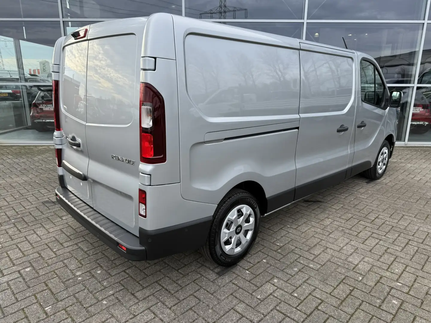 Renault Trafic 2.0 Blue dCi 130 T30 L2H1 Advance BPM VRIJ Grijs - 2