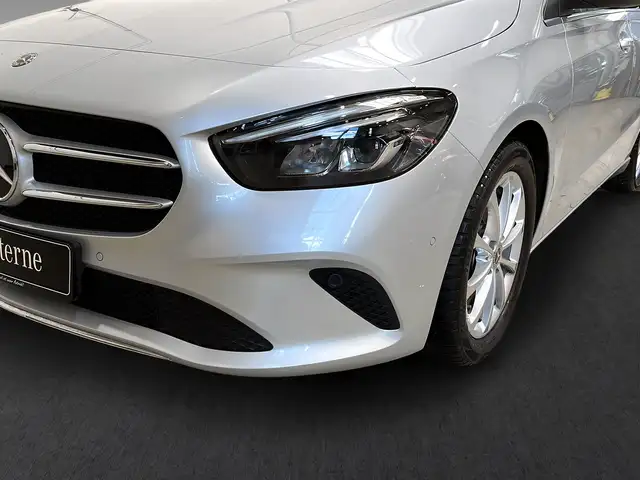 Mercedes-Benz 220 view 3