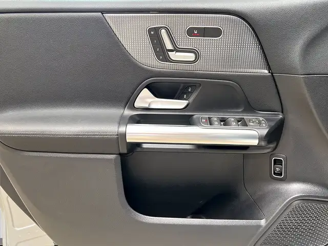 Mercedes-Benz 220 view 13