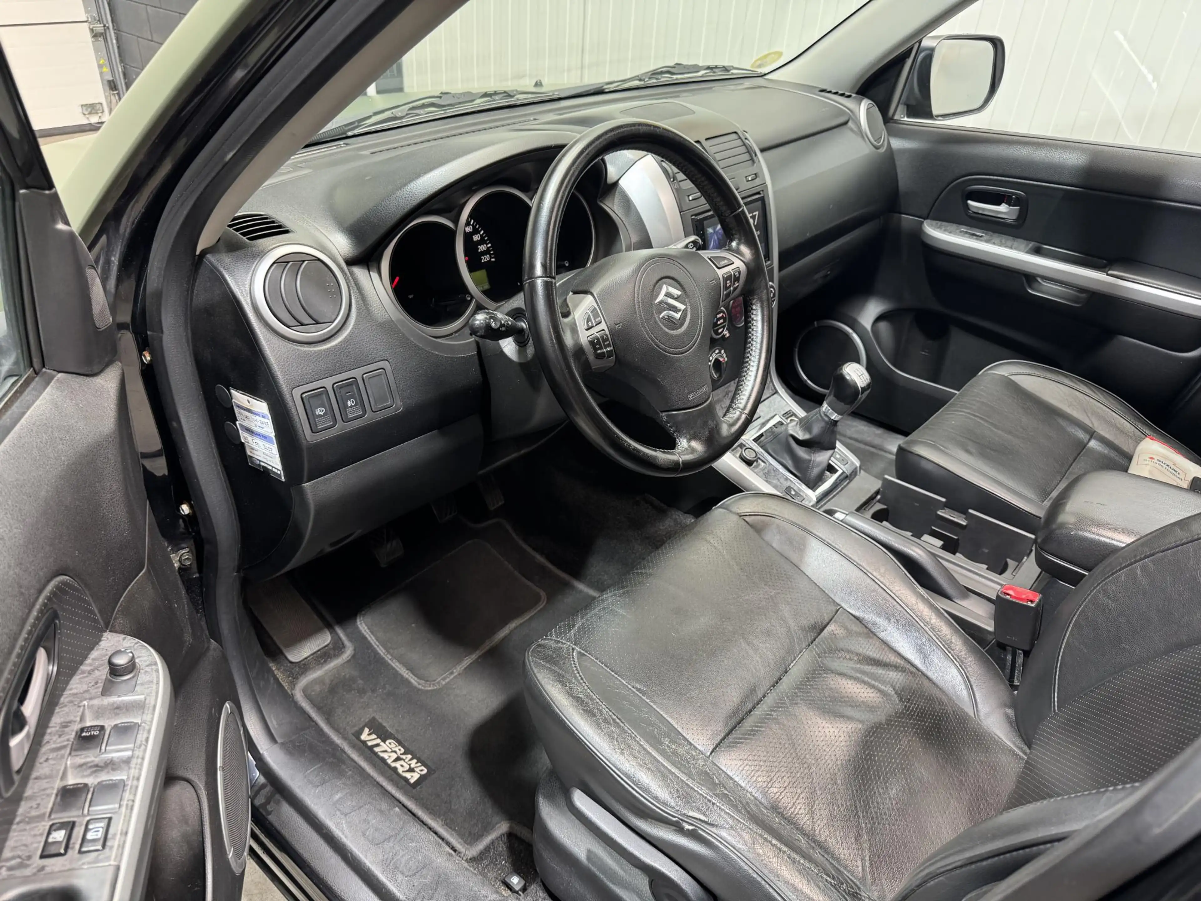 Suzuki Grand Vitara 2.4 High Executive — photo 10