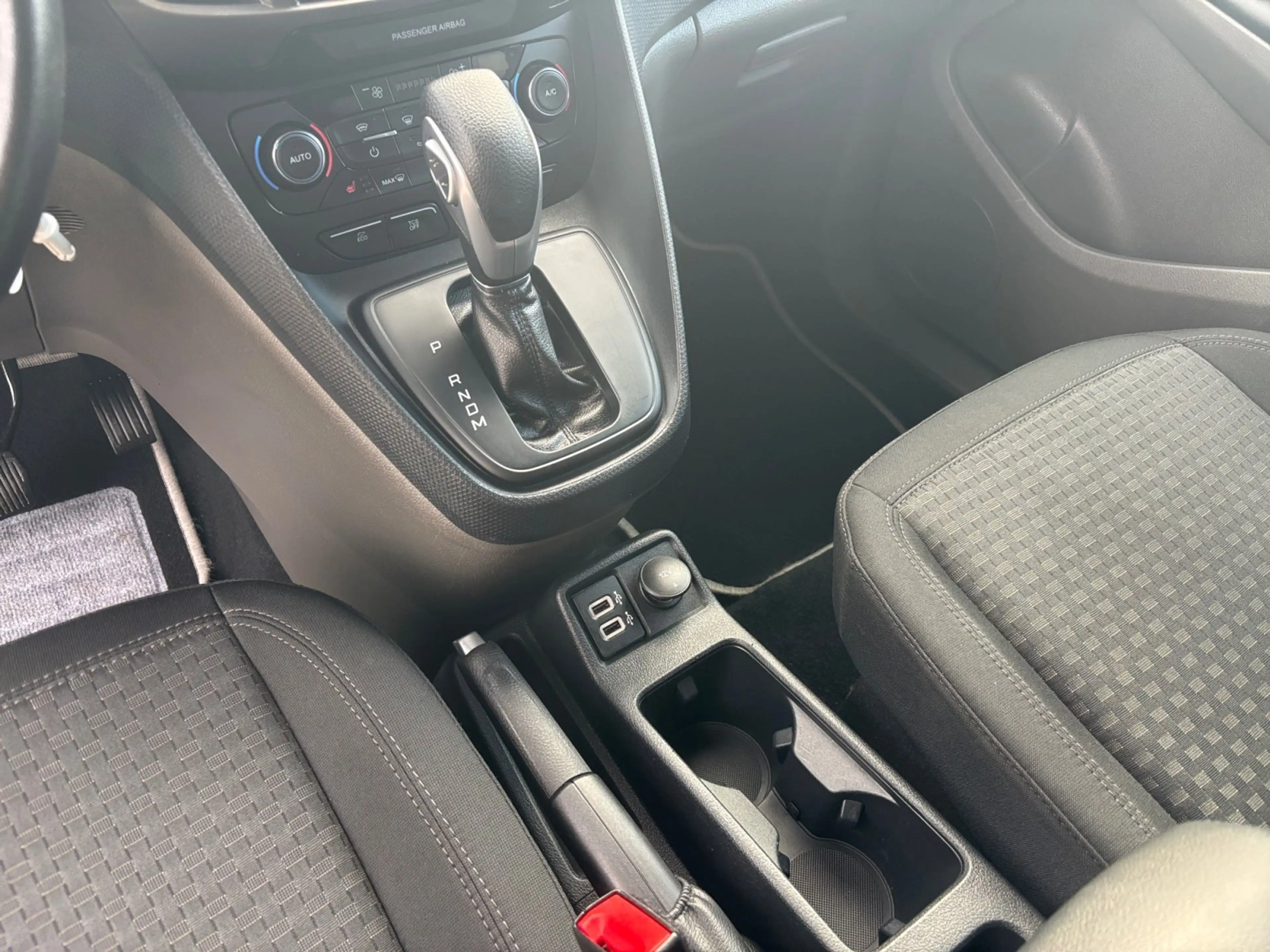 Ford Grand Tourneo Connect 1.5 TDCi/EcoBlue Tempomat — photo 9