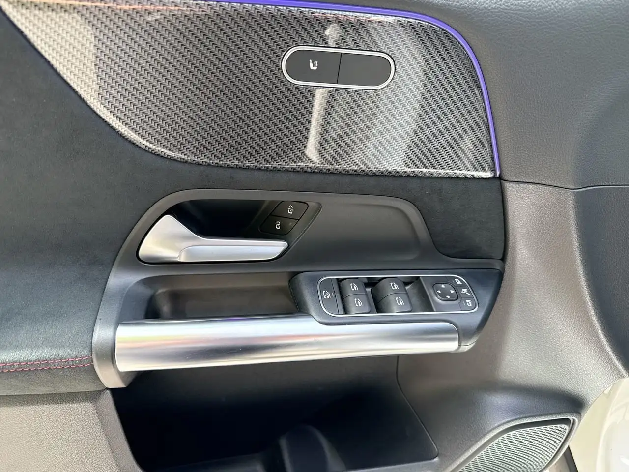 Mercedes-Benz GLA снимка Mercedes-Benz GLA