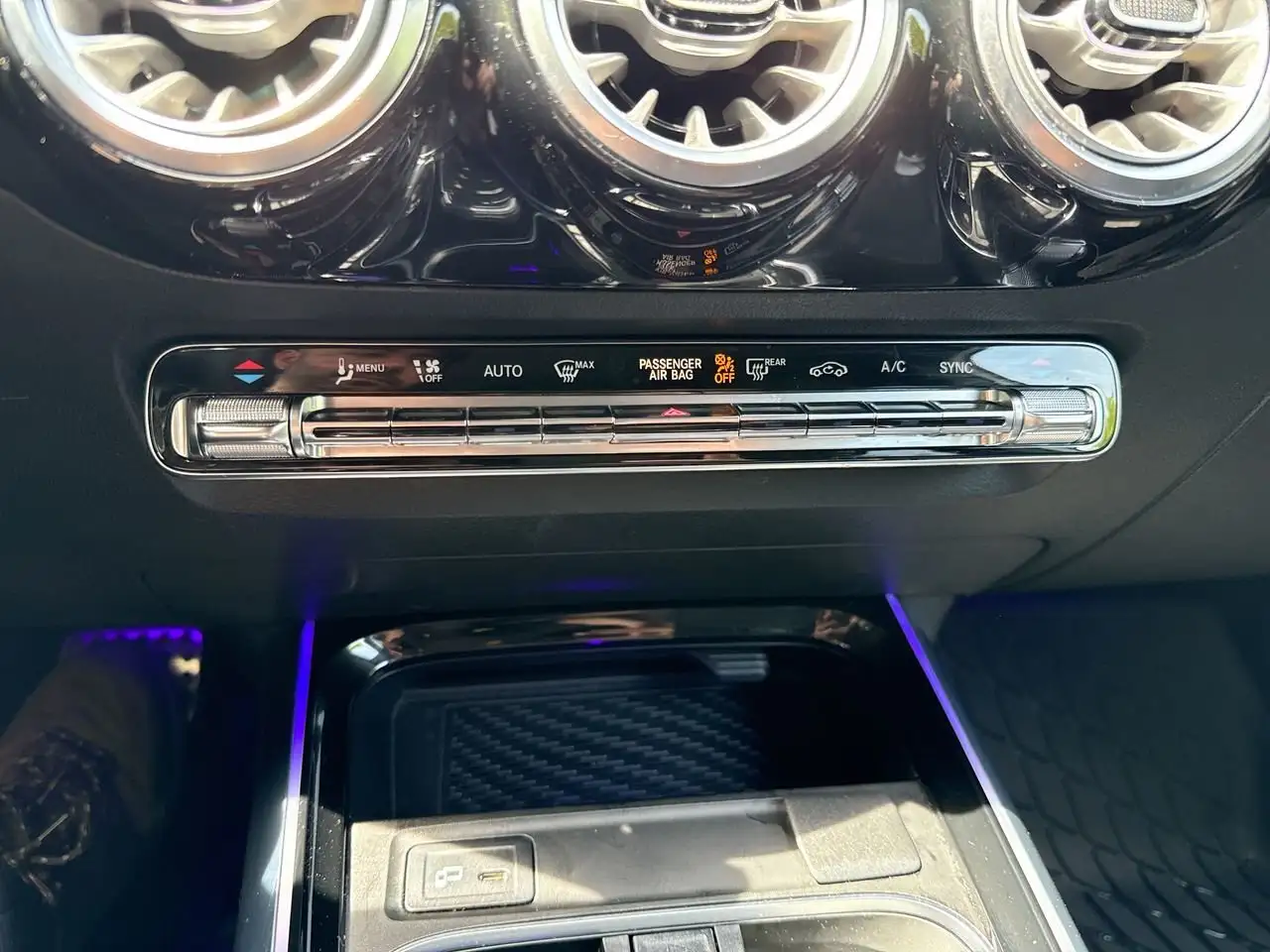 Mercedes-Benz GLA снимка Mercedes-Benz GLA