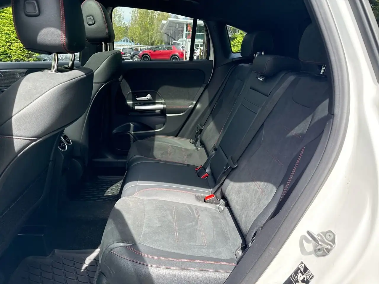 Mercedes-Benz GLA снимка Mercedes-Benz GLA