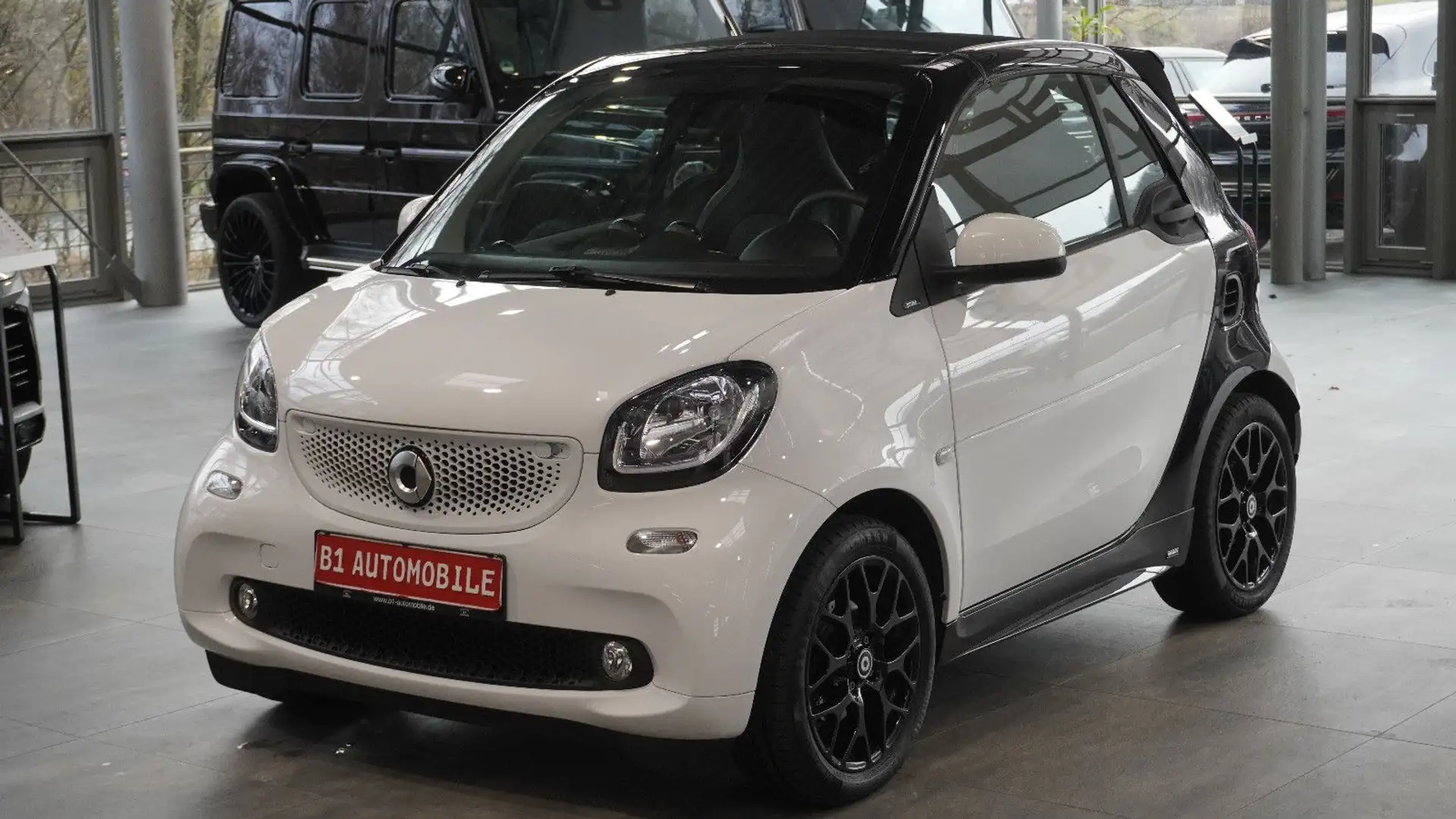 smart forTwo fortwo cabrio Basis 66 kW*NAVI*SHZ*KAM* Fekete - 1