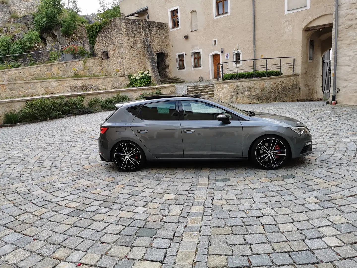 SEAT Seat Cupra 300 2.0 TSI Grau - 2