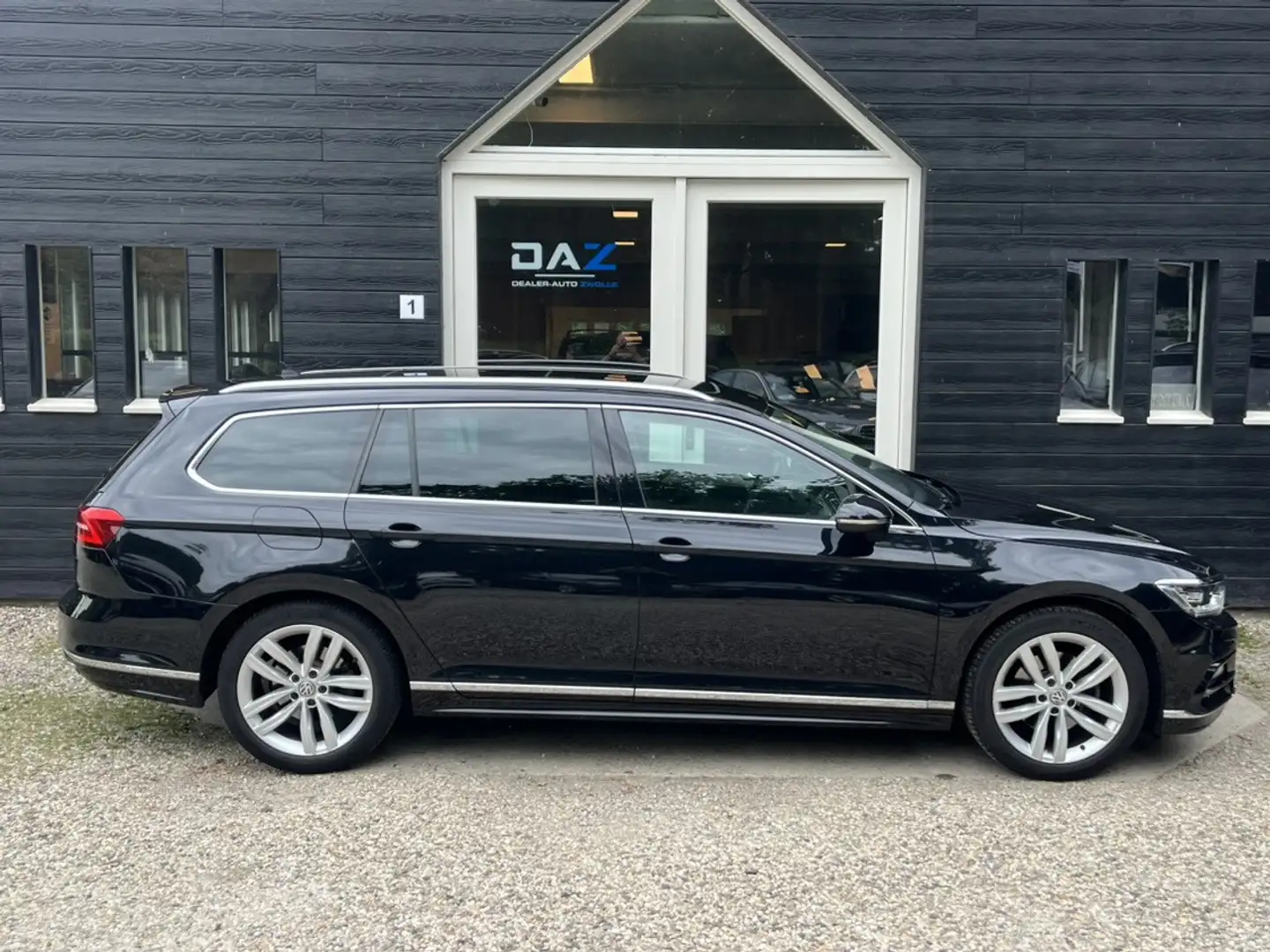 Volkswagen Passat Variant 1.8 TSI Business Edition R Aut/Ecc/Navi/Pano Zwart - 2