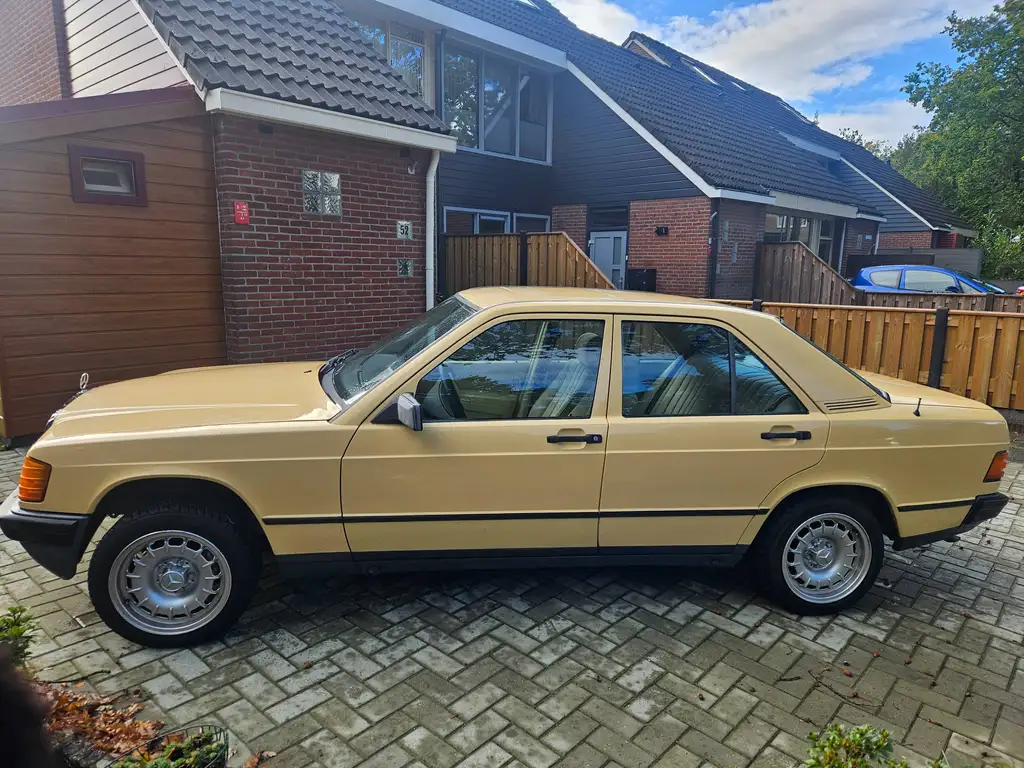Mercedes-Benz 190 1983 из Европы — купить под ключ